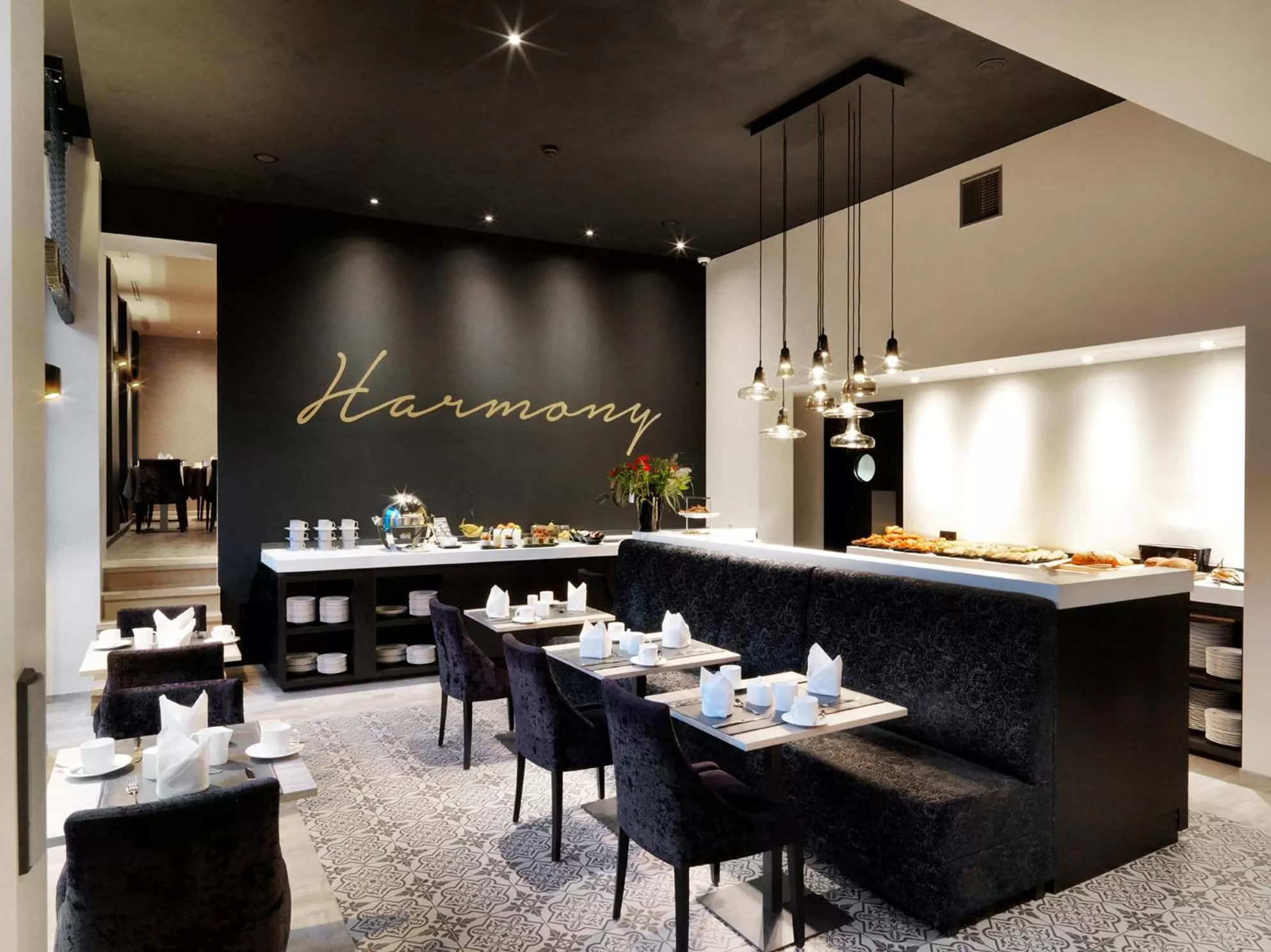 Restaurant/places to eat in Hotel Harmony