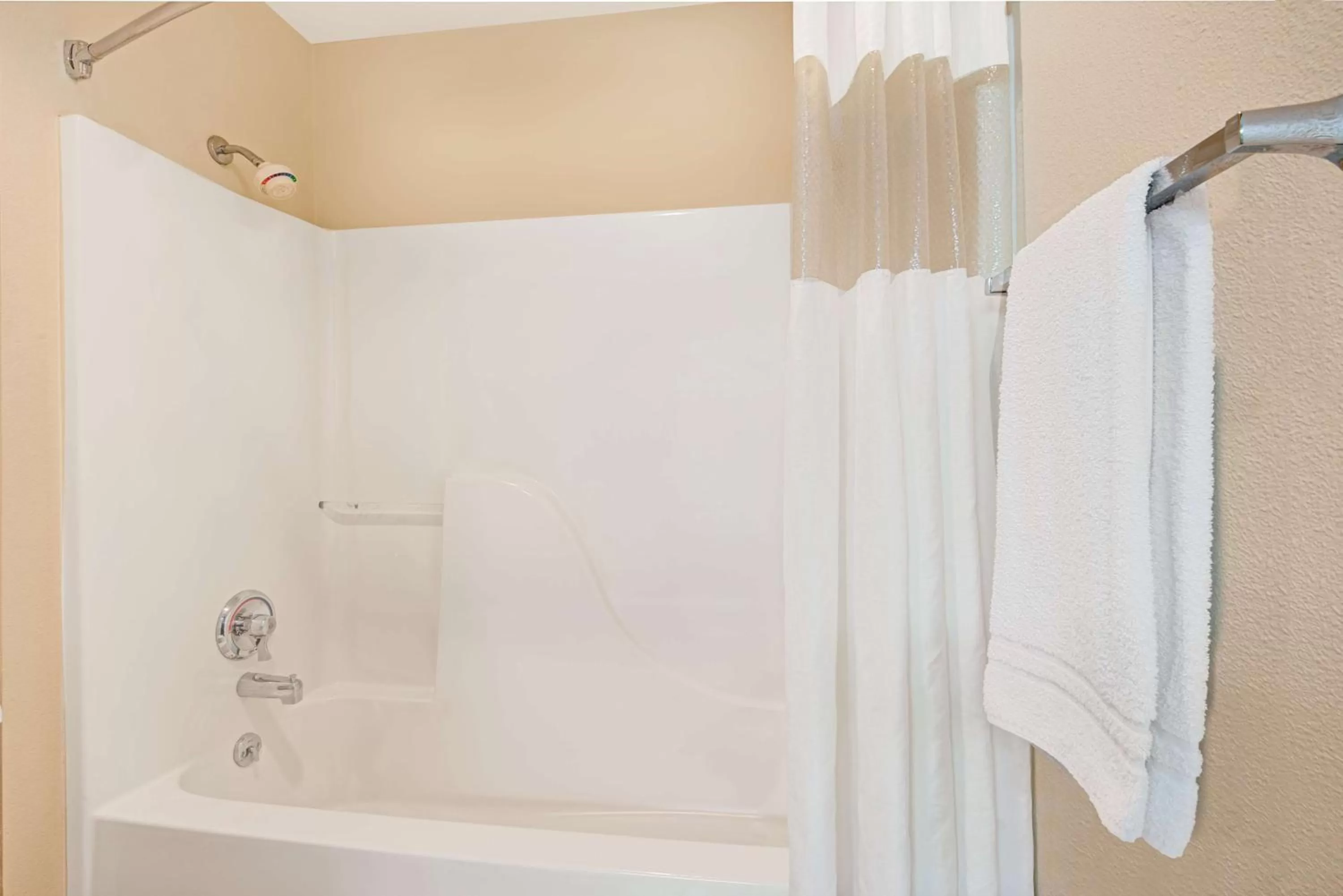 Deluxe King Suite in Days Inn & Suites by Wyndham Kansas City - Royals Stadium