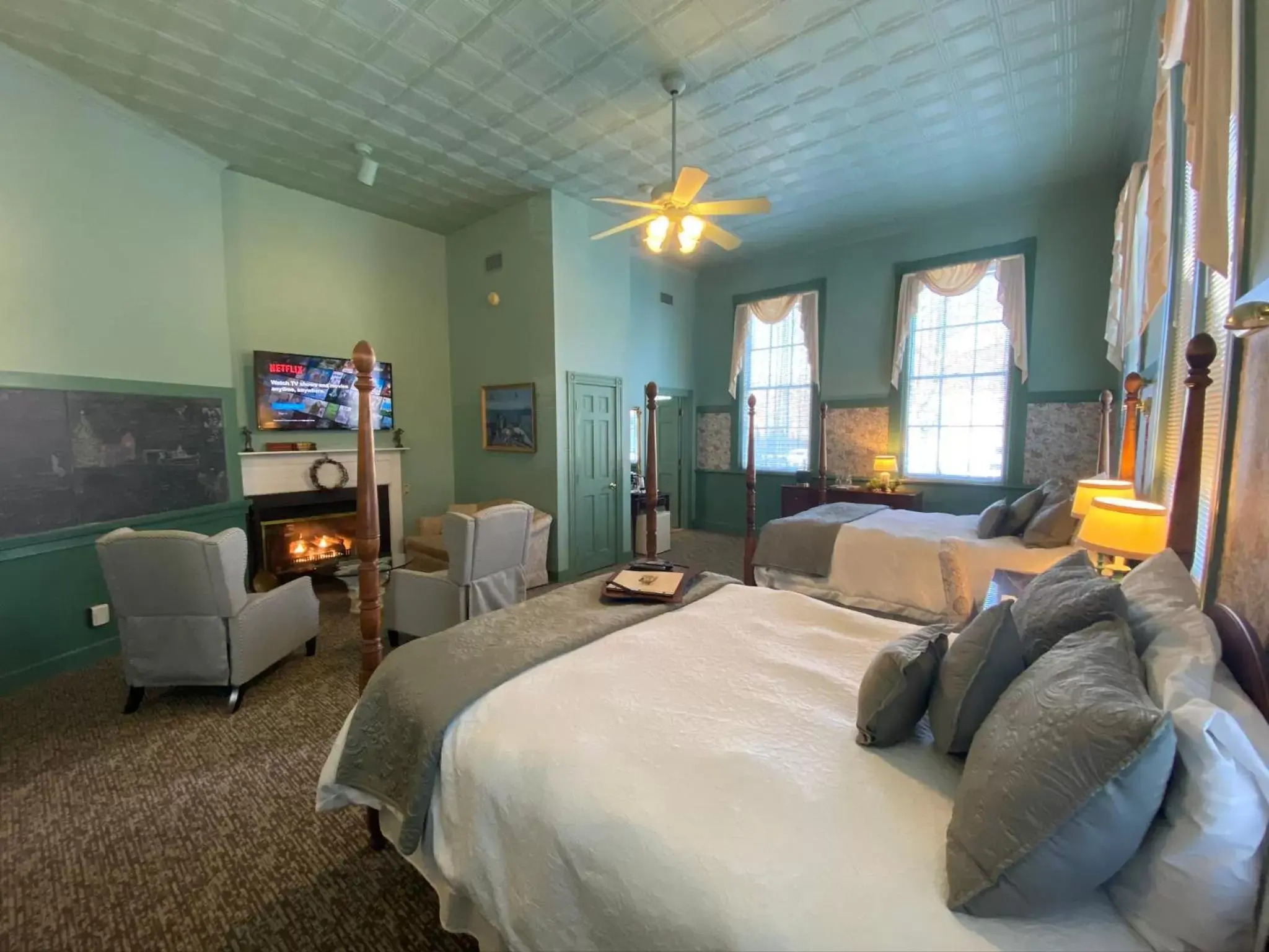 King or Queen Suite in Chambery Inn King or Queen Suite in Chambery Inn