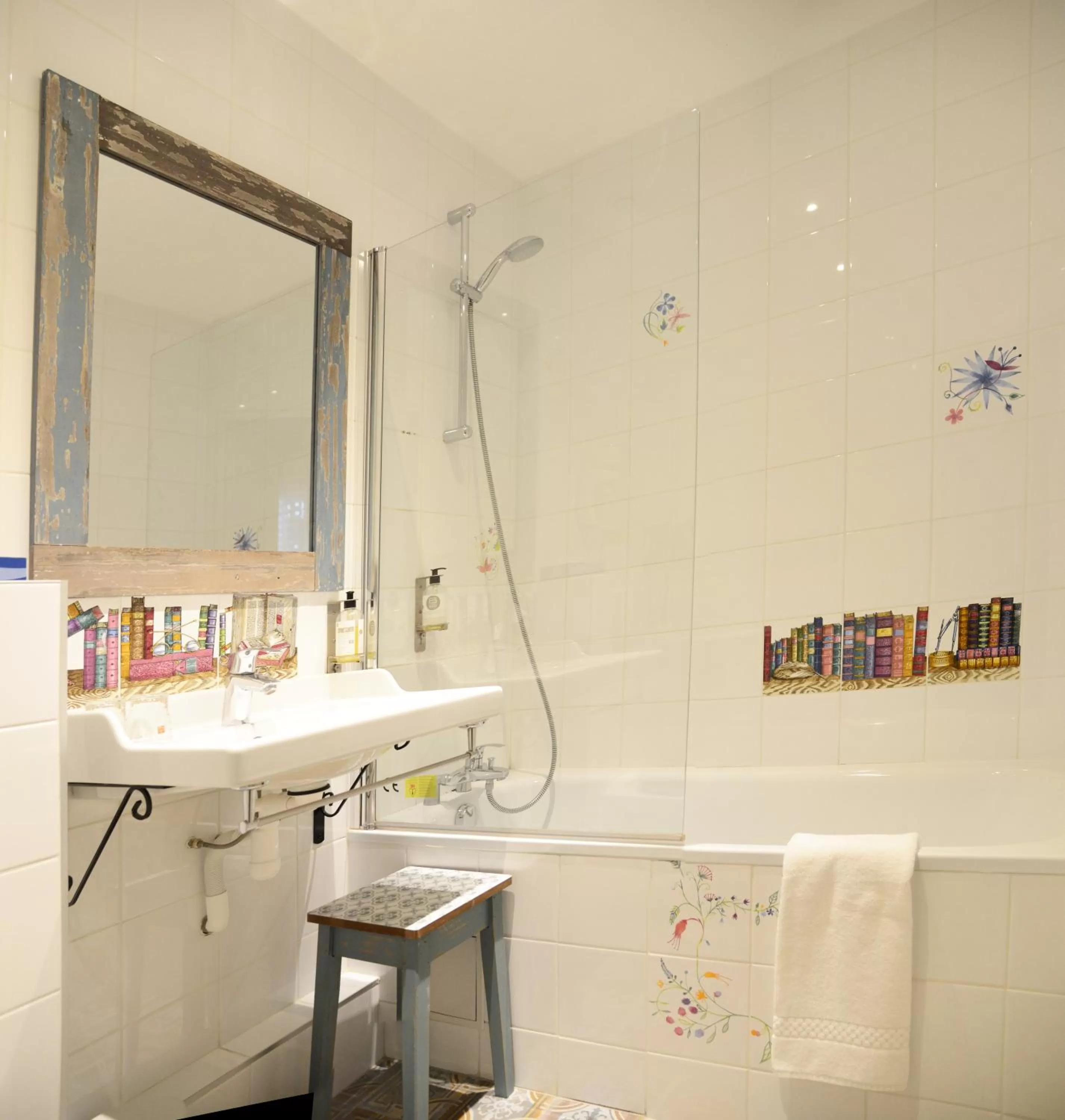 Shower in Hôtel Malar