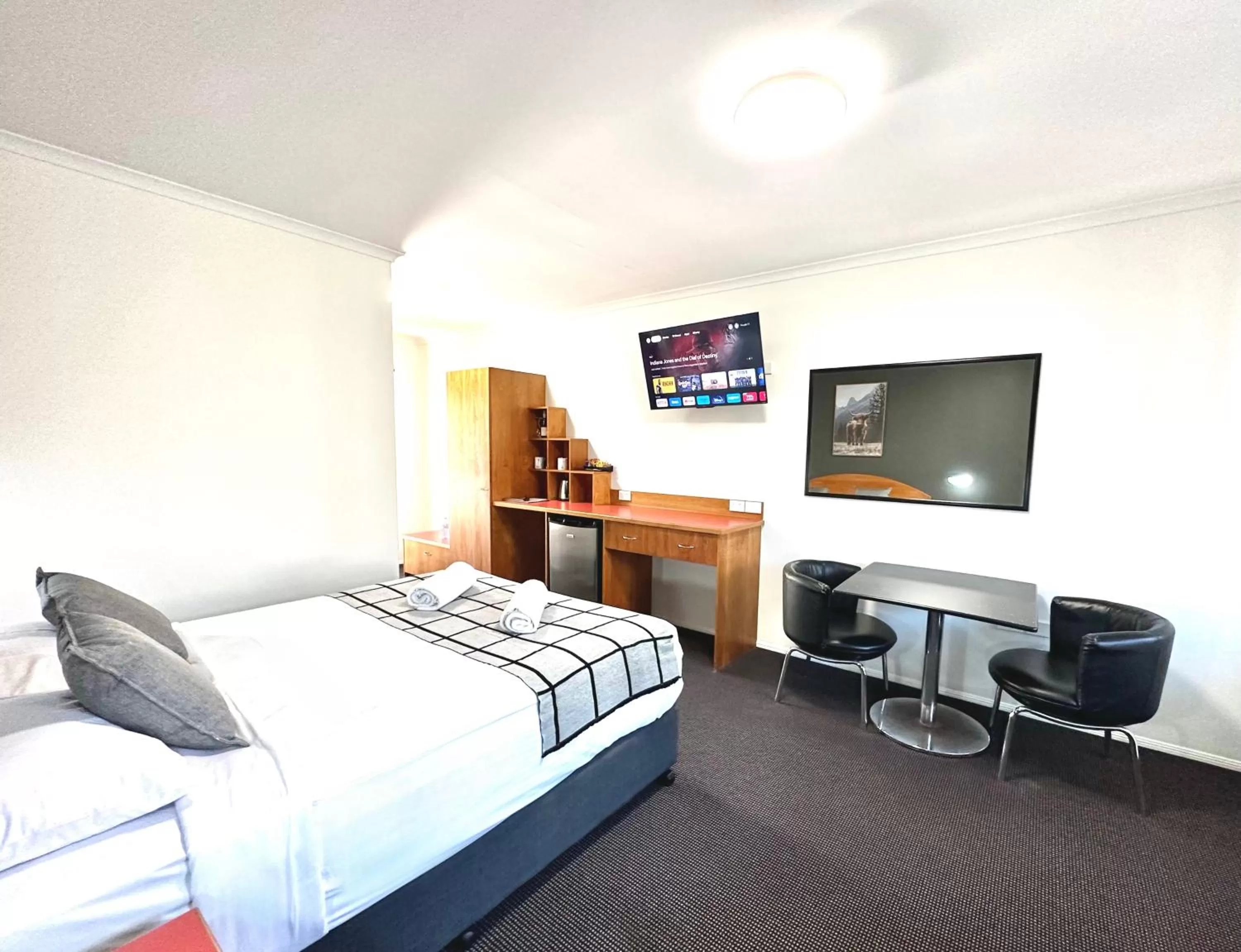 Communal lounge/ TV room, Bed in Mackay Resort Motel