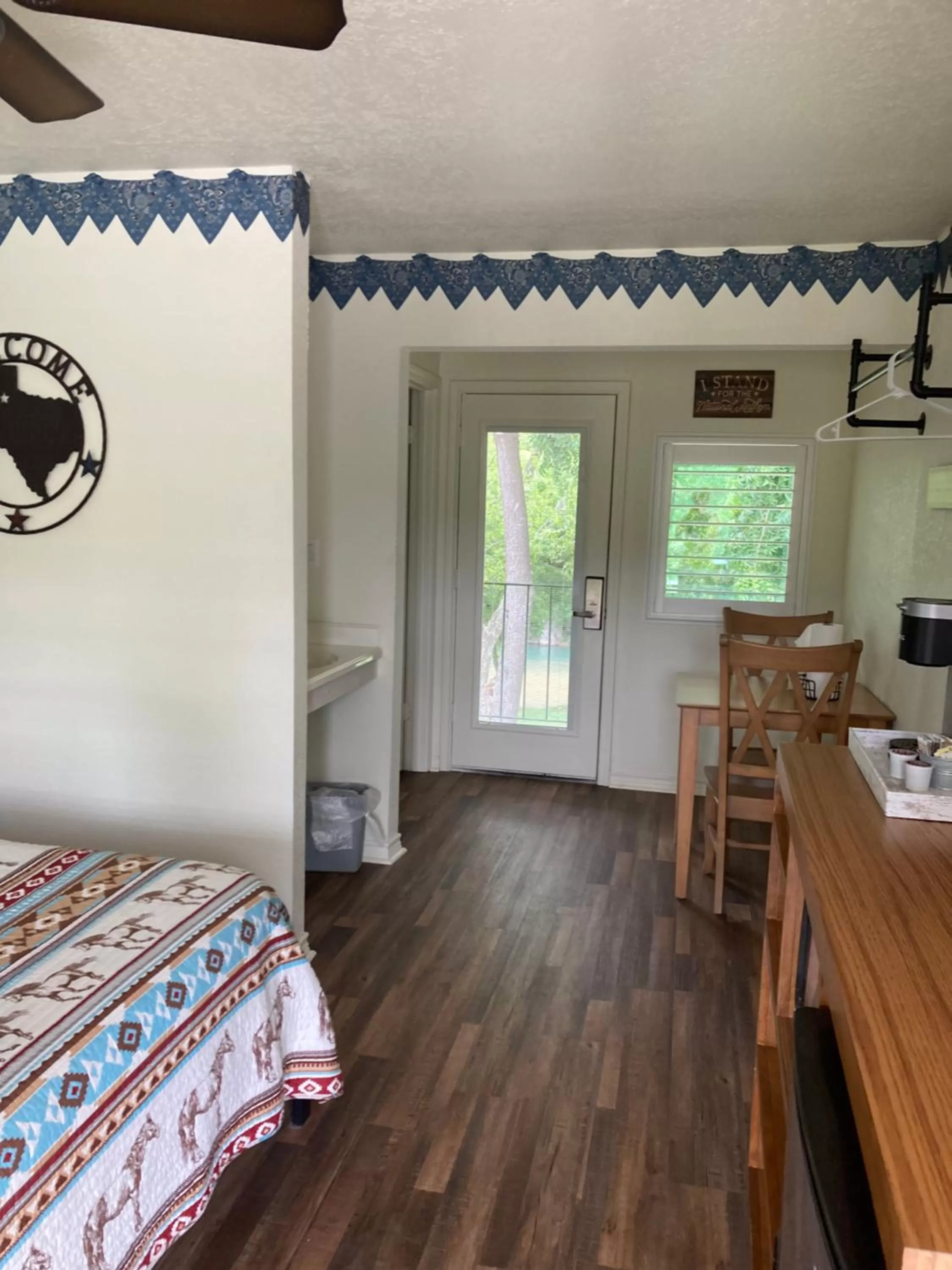 Photo of the whole room, Bed in Horseshoe Riverside Lodge