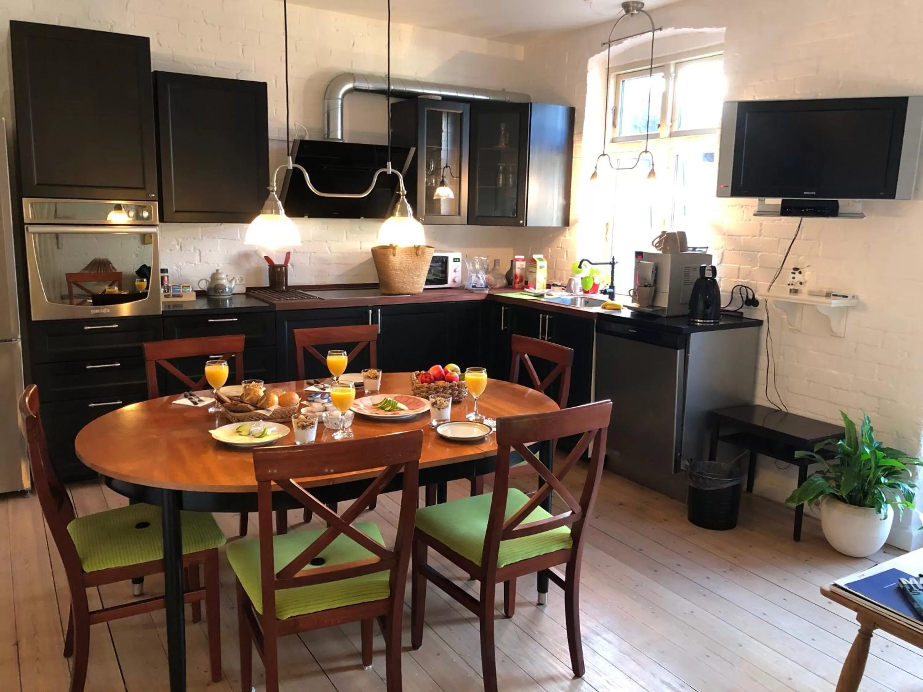Kitchen or kitchenette, Dining Area in Davaa's Bed & Breakfast