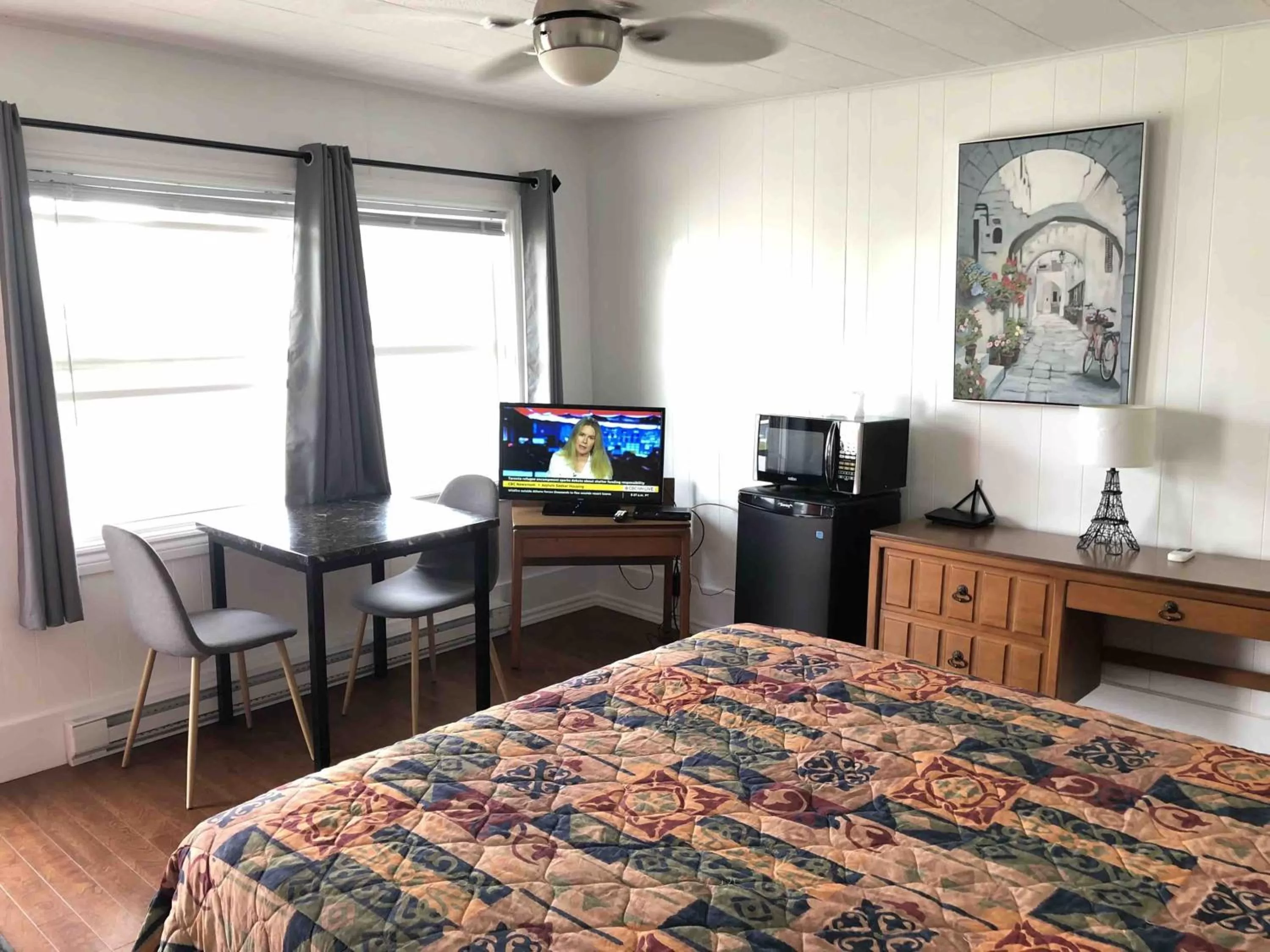 Photo of the whole room in Lakelawn B&B and Motel