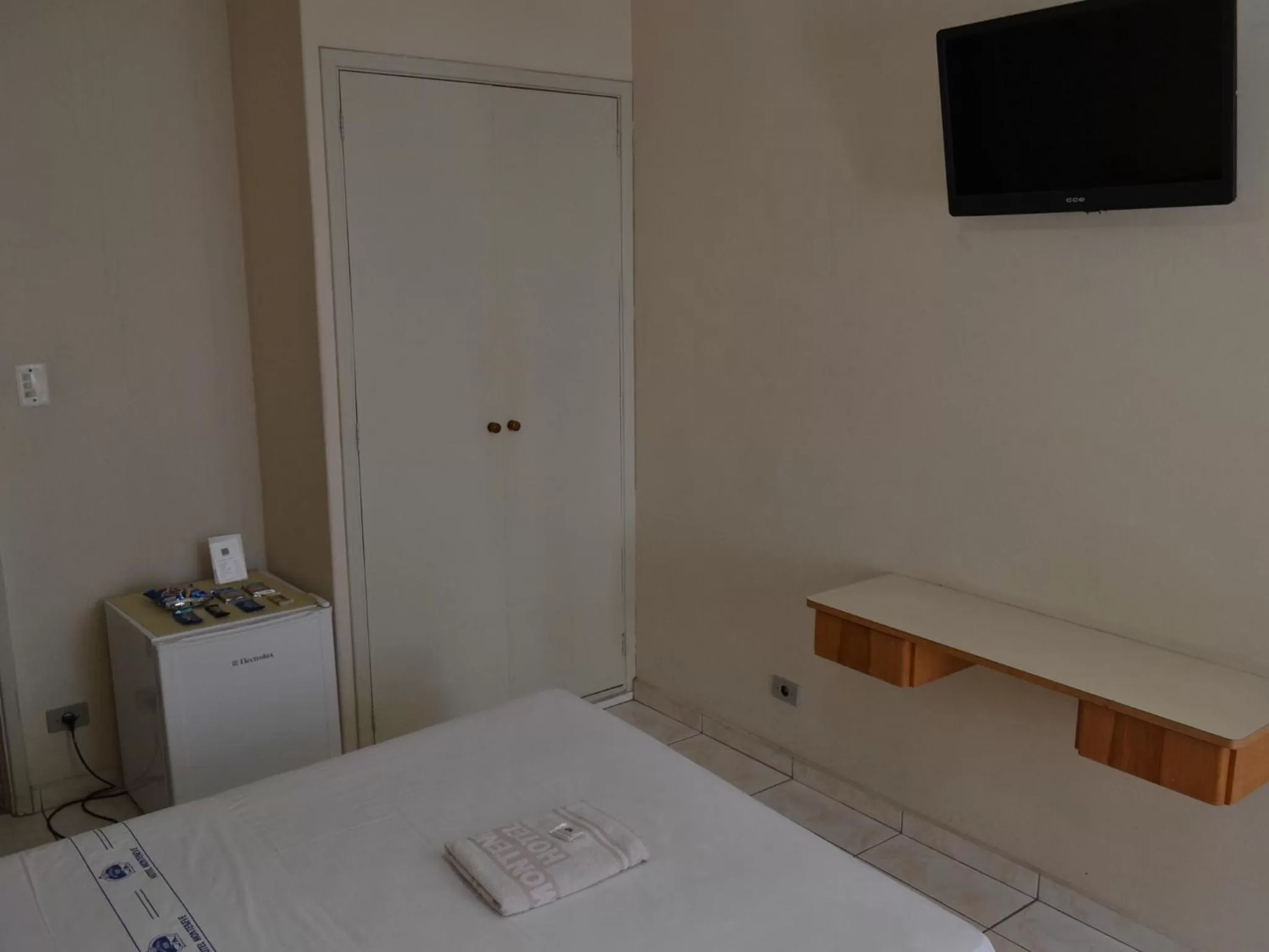 Photo of the whole room, Bed in Hotel Monteneve a 2 minutos do Bom Retiro, a 8 minutos da 25 de Março a 100 metros da estação de trem para Aeroporto Internacional de Guarulhos