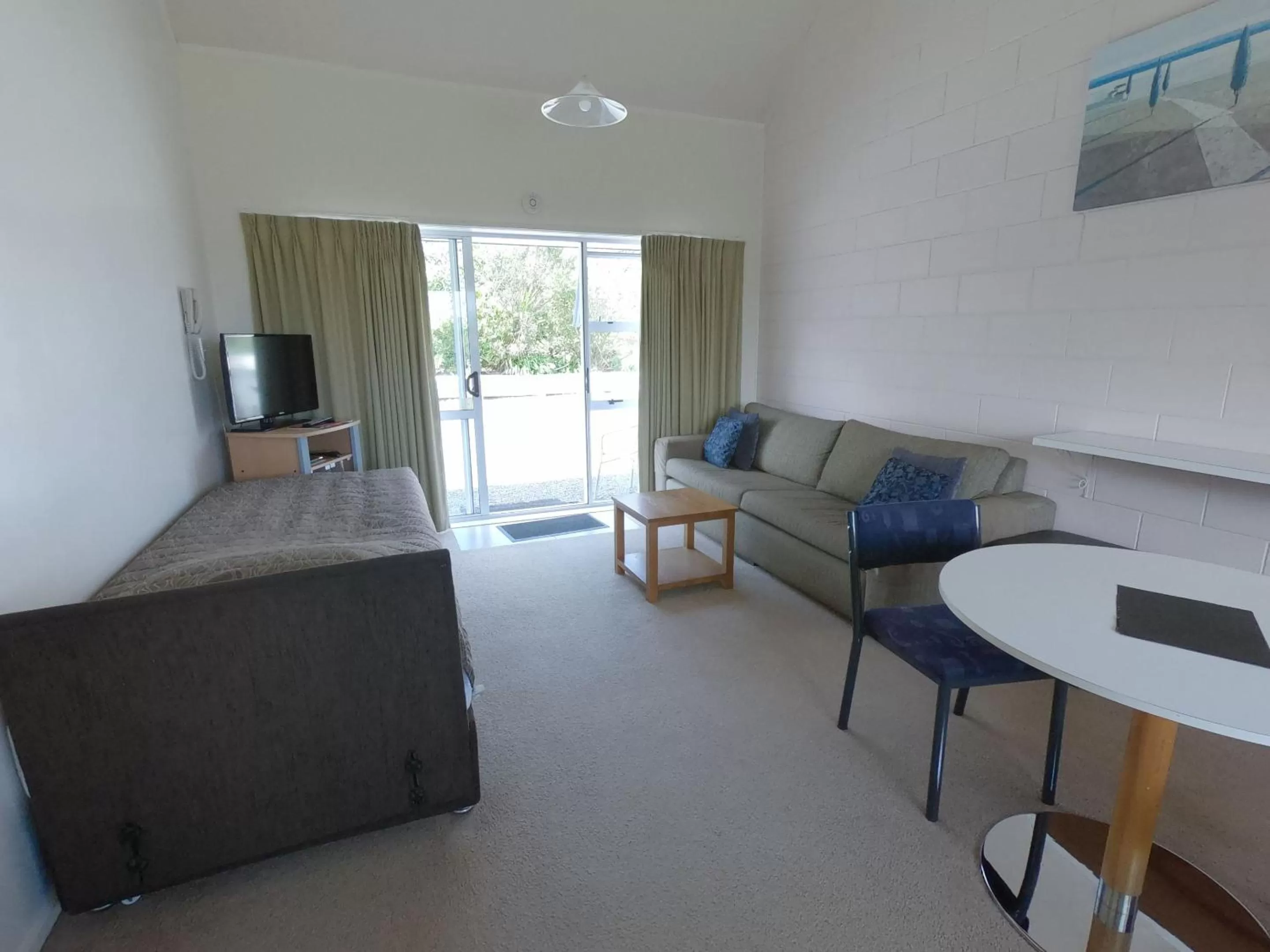 Living room in Castle Court Motel