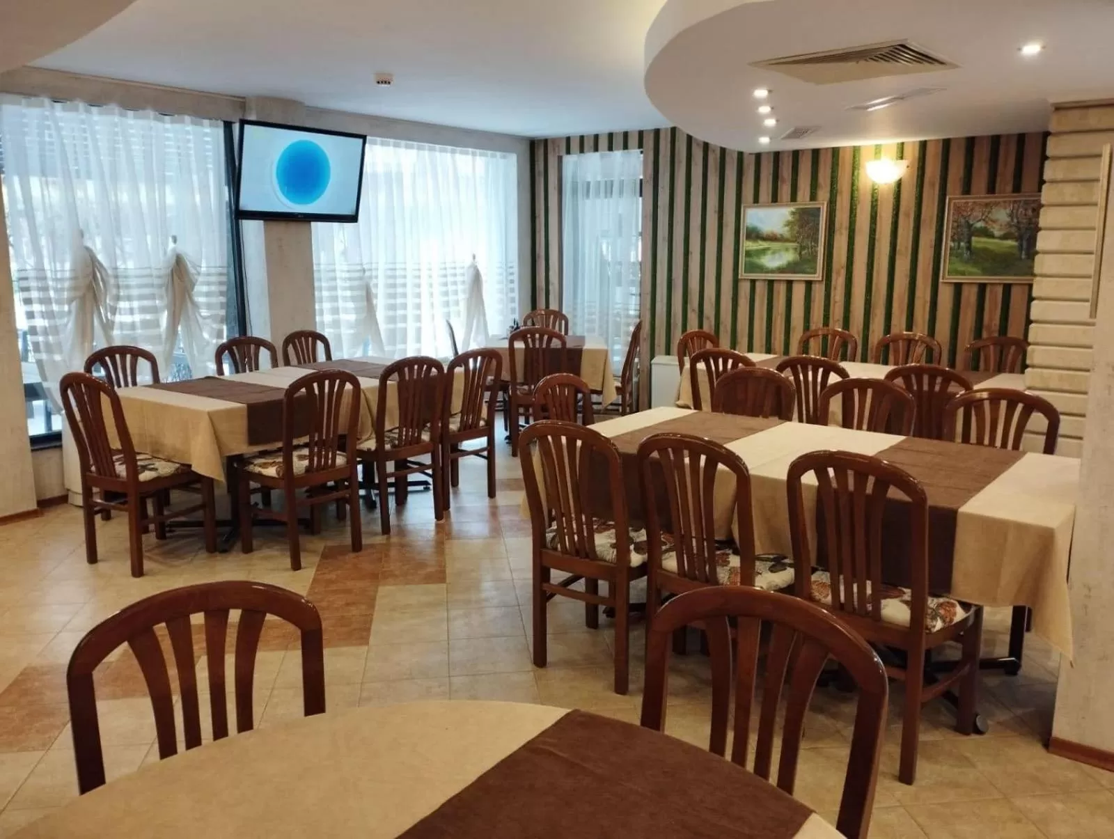 Restaurant/places to eat in Hotel Elit