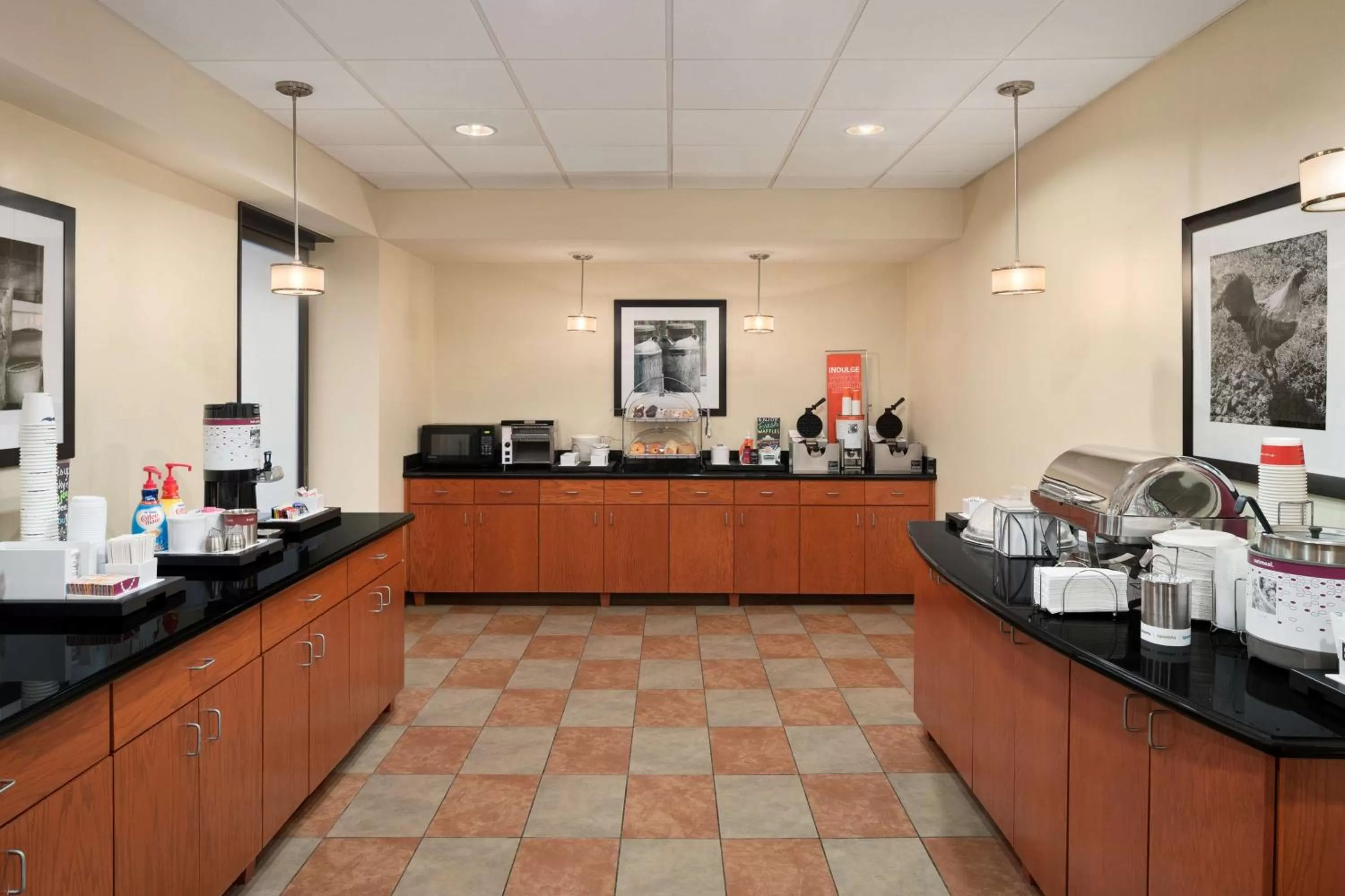 Dining area in Hampton Inn Belle Vernon