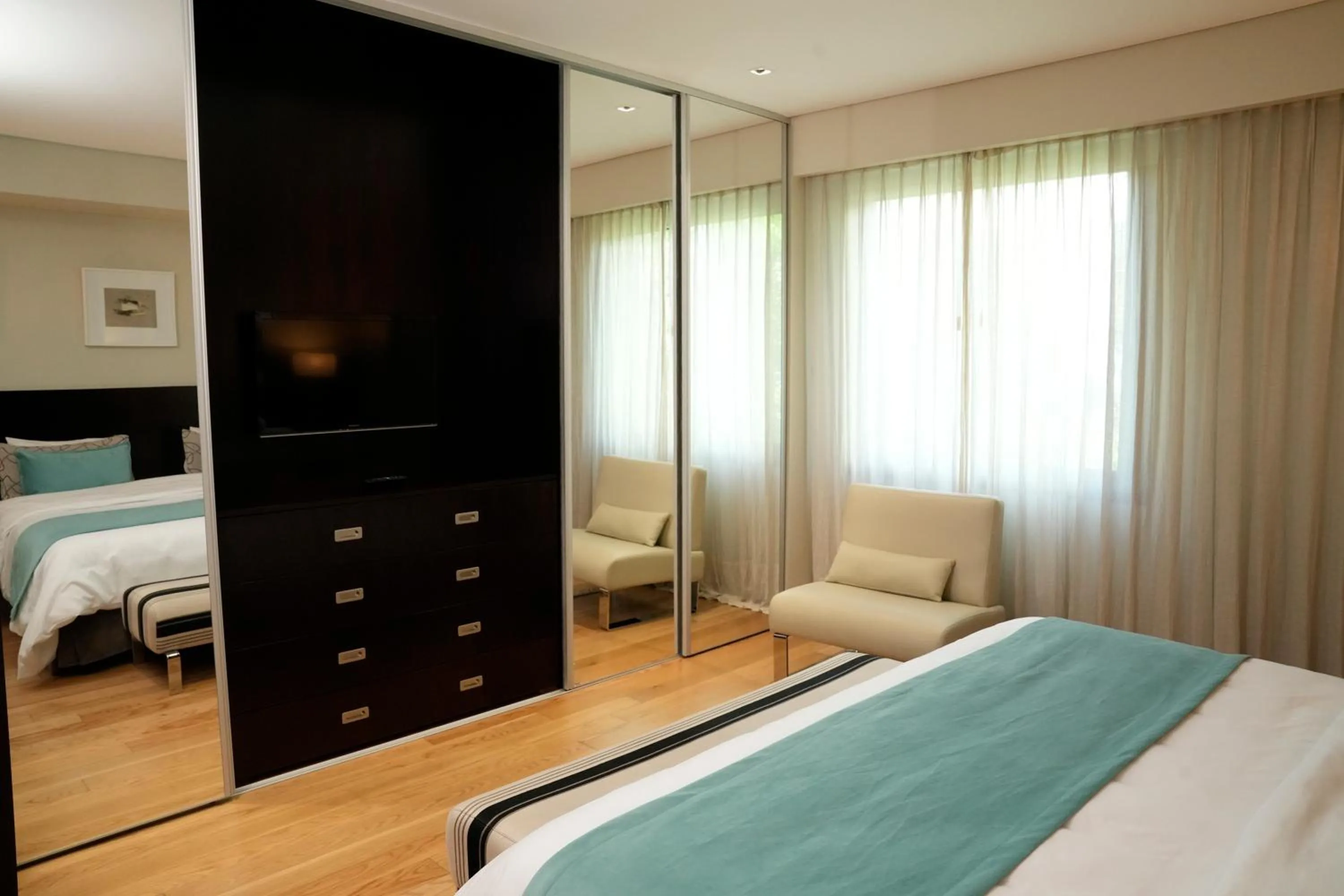 wardrobe, Bed in Hotel Metropolitano Supara