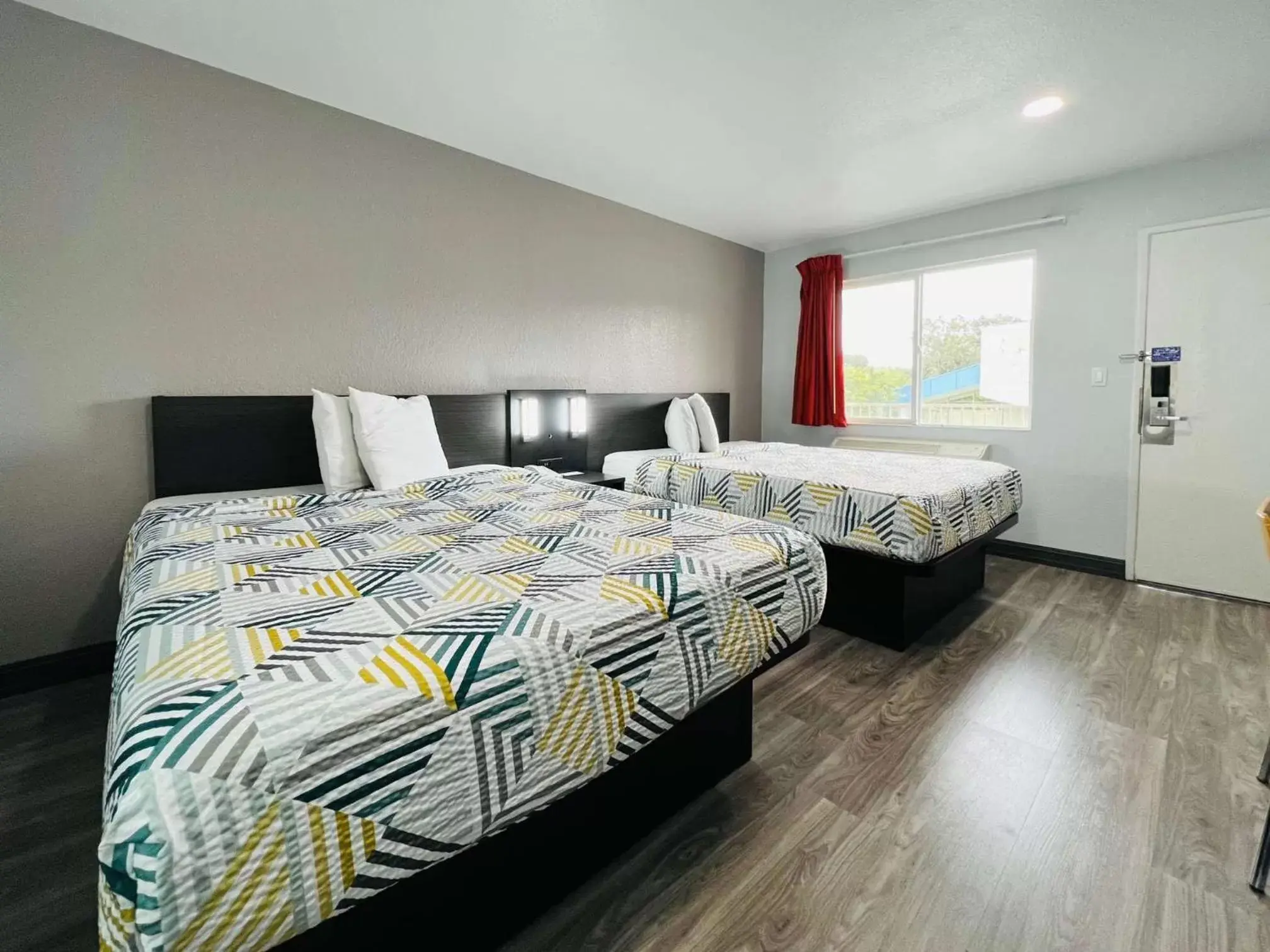 Deluxe Queen Room with Two Queen Beds - single occupancy in Motel 6-La Mesa, CA - San Diego Deluxe Queen Room with Two Queen Beds - single occupancy in Motel 6-La Mesa, CA - San Diego