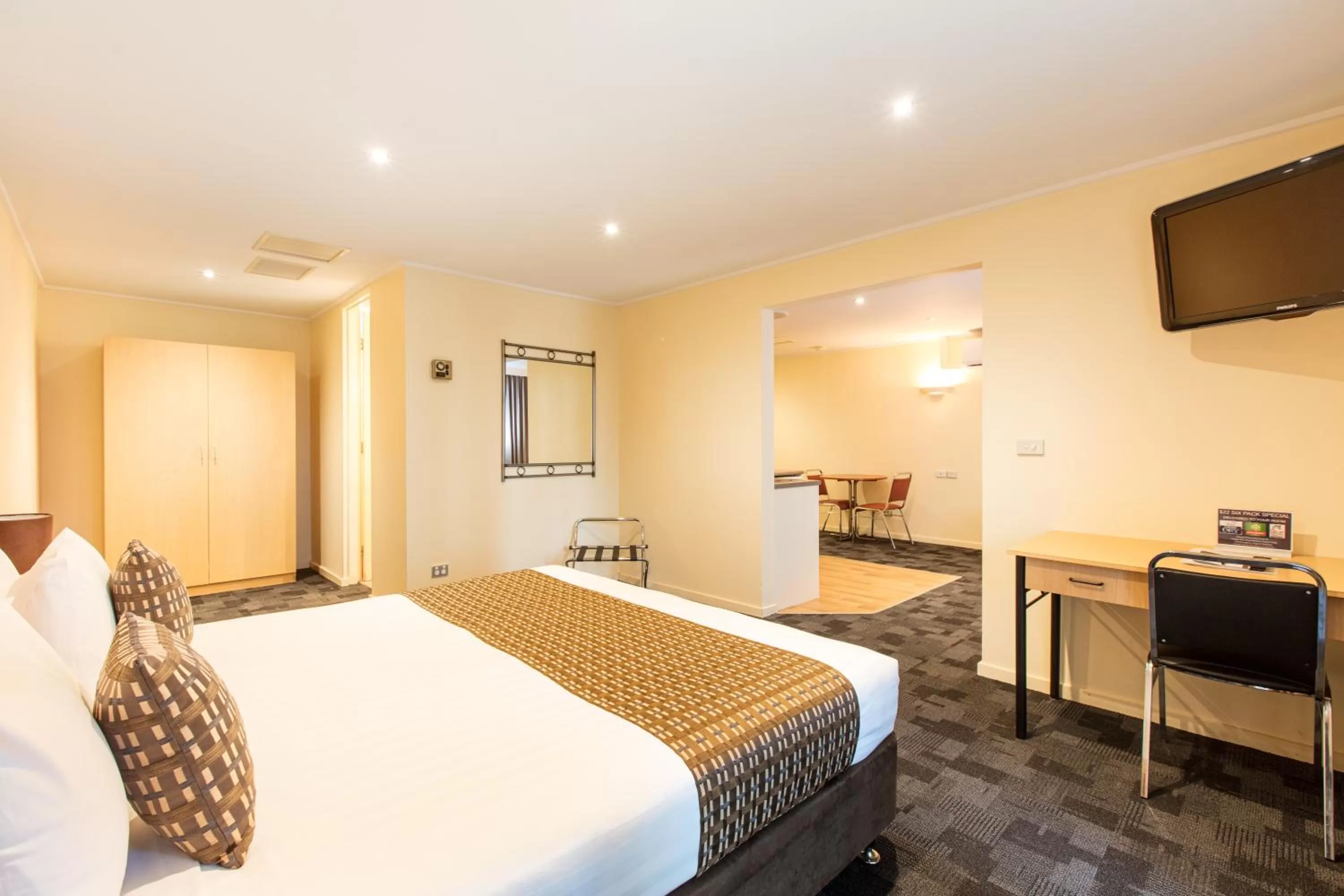 Photo of the whole room, Bed in Mildura Inlander Resort