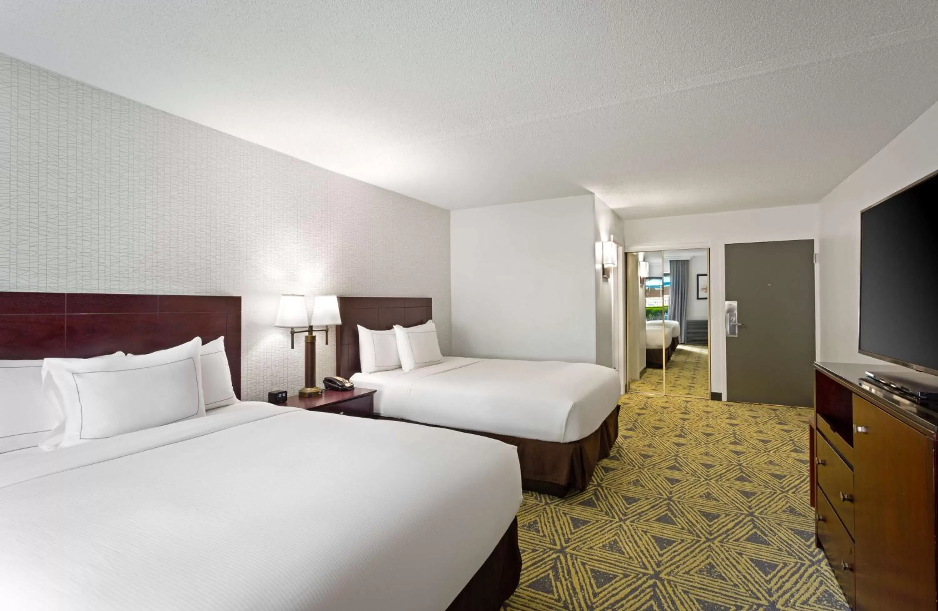 Bed in DoubleTree by Hilton Washington Meadow Lands Casino Area