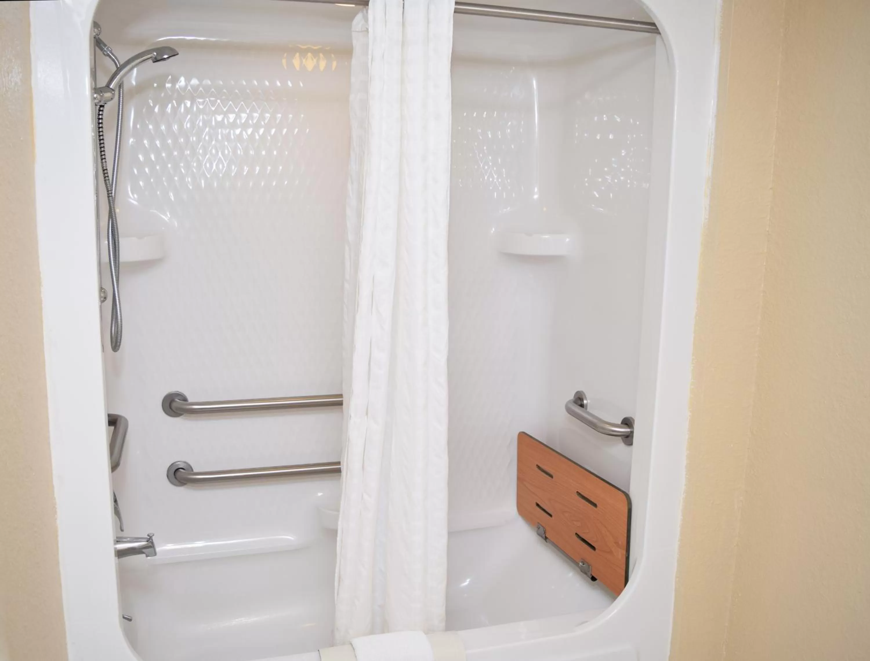 Shower in Beachfront Hotel Houghton Lake