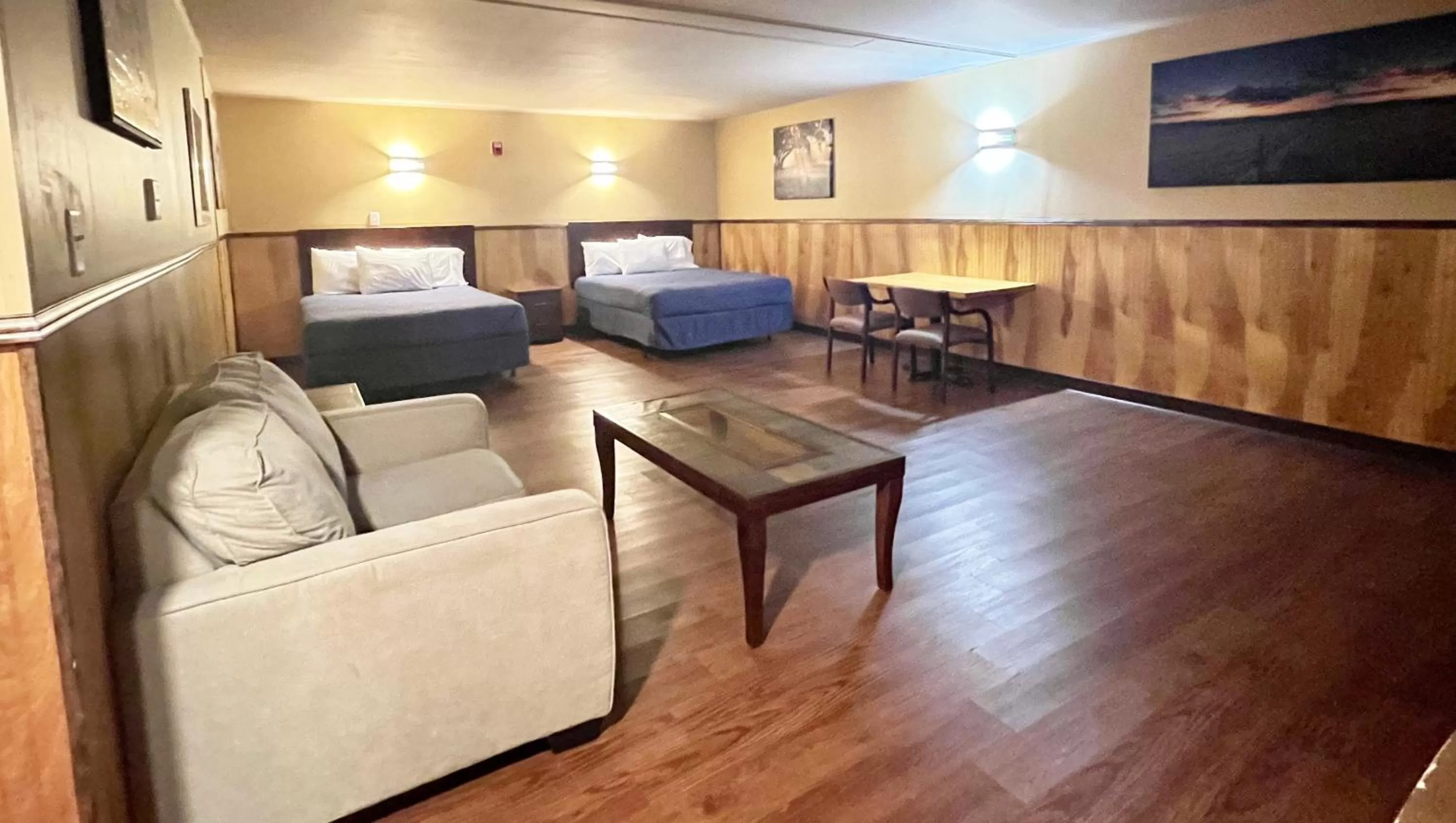 Photo of the whole room, Bed in Magnuson Grand Harrisburg