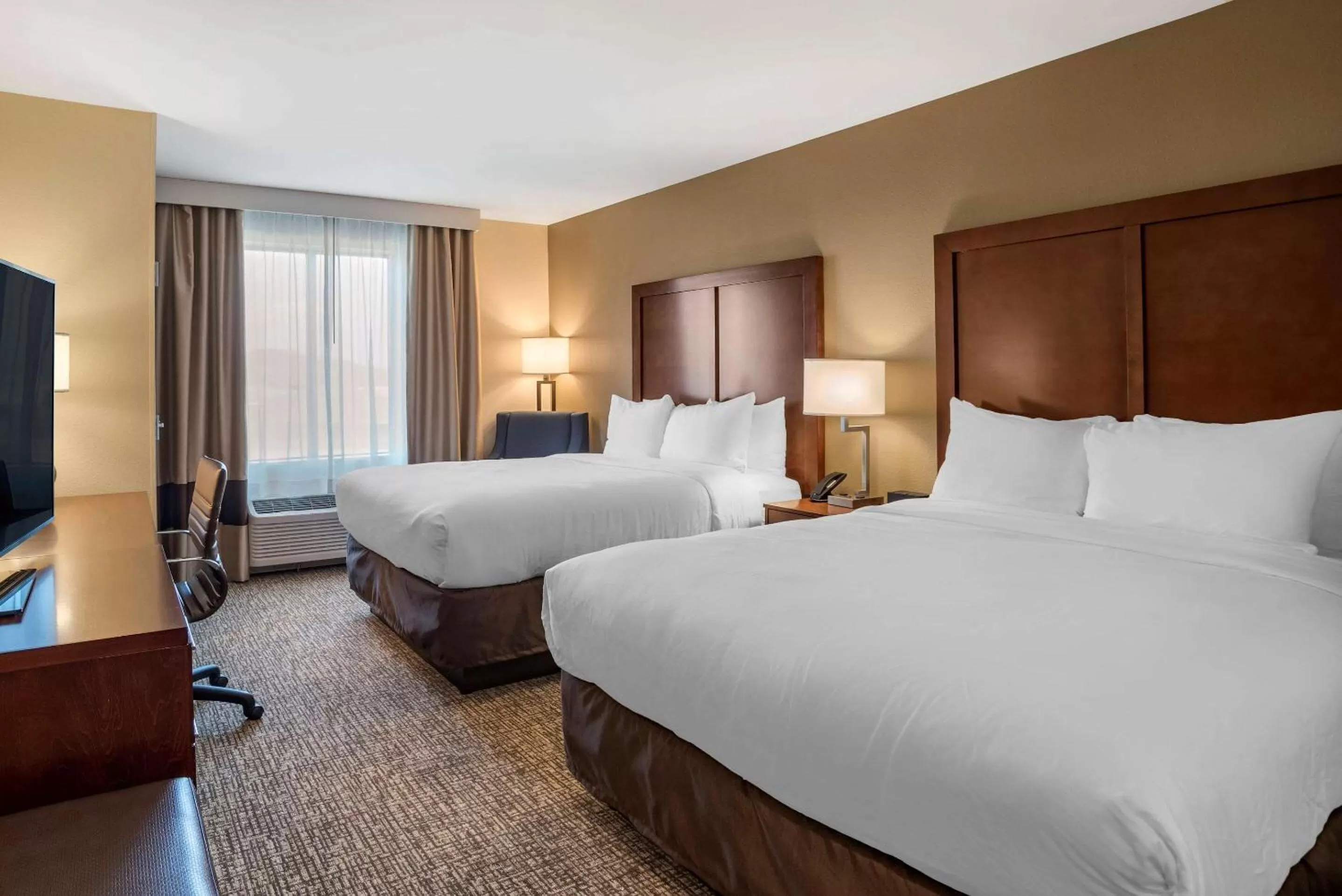 Photo of the whole room, Bed in Comfort Inn & Suites Harrisonburg