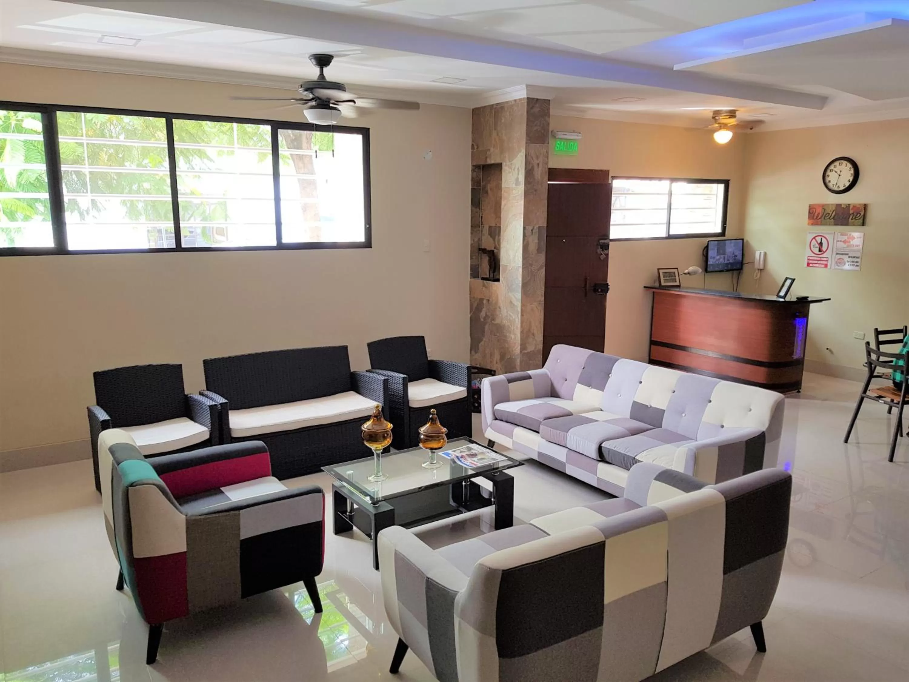 Communal lounge/ TV room, Lobby/Reception in Hotel Apart Guayaquil Aeropuerto