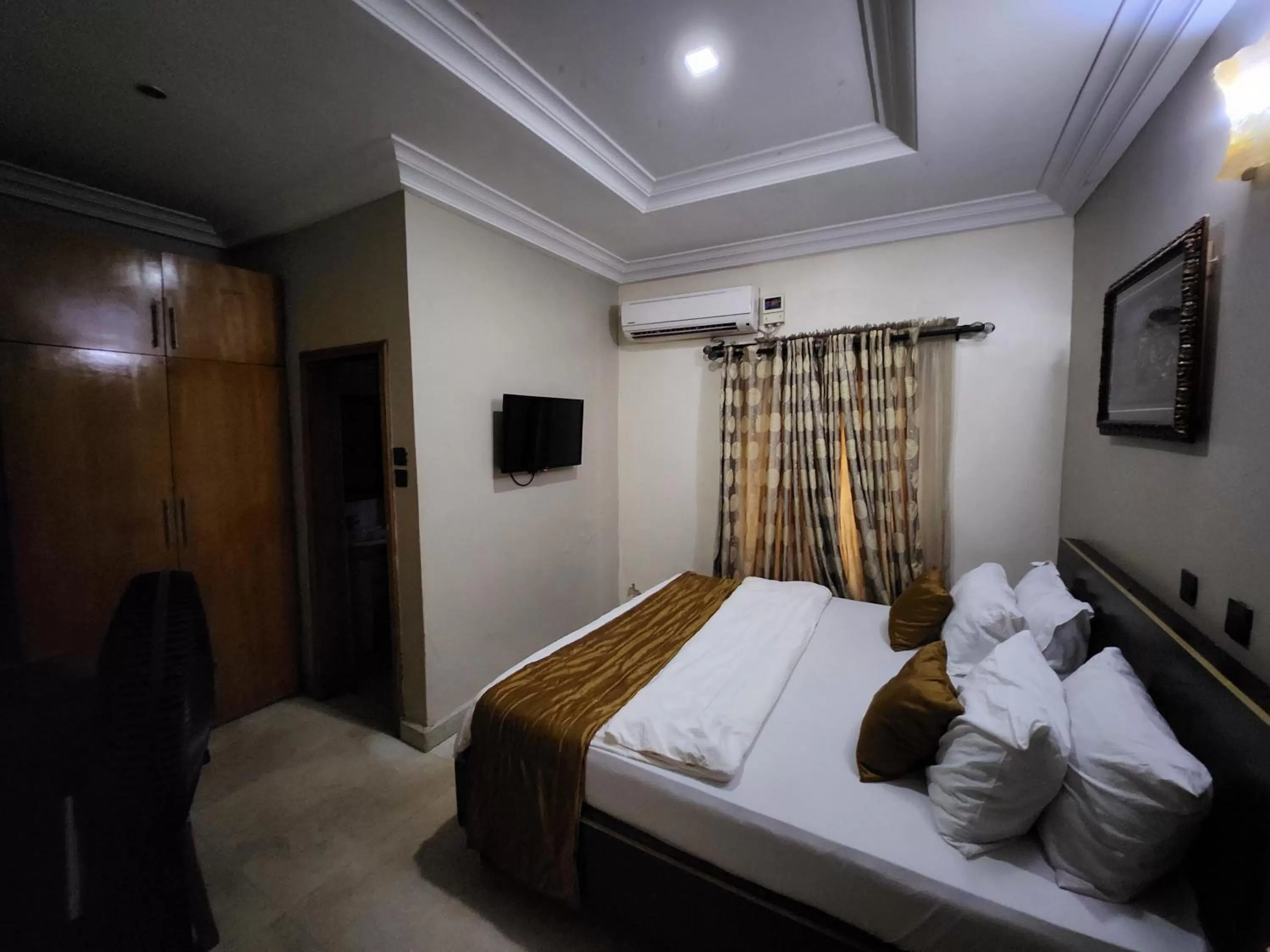 Bed in Nue-Crest Hotels & Suites