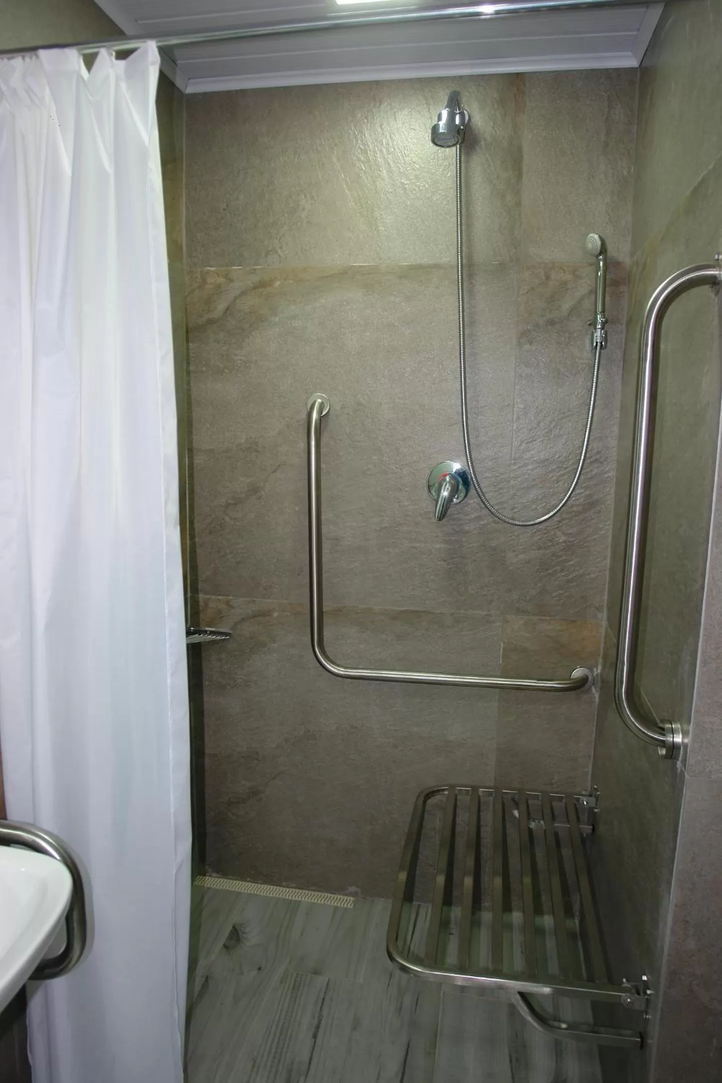 Shower in Íbis Styles Itaúna