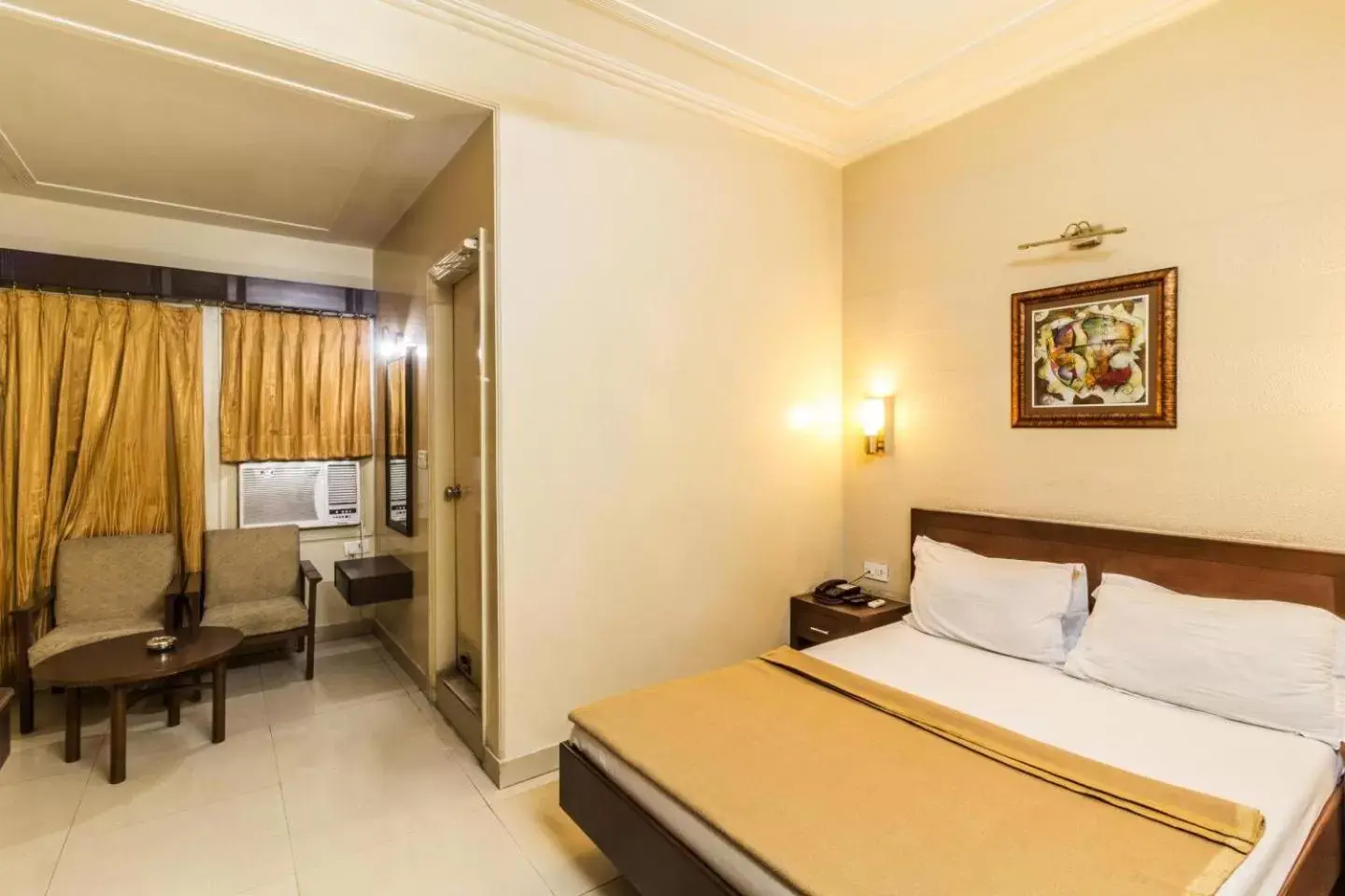 Standard Double Room in Hotel The Tourist - 1 min from New Delhi Railway Station Standard Double Room in Hotel The Tourist - 1 min from New Delhi Railway Station