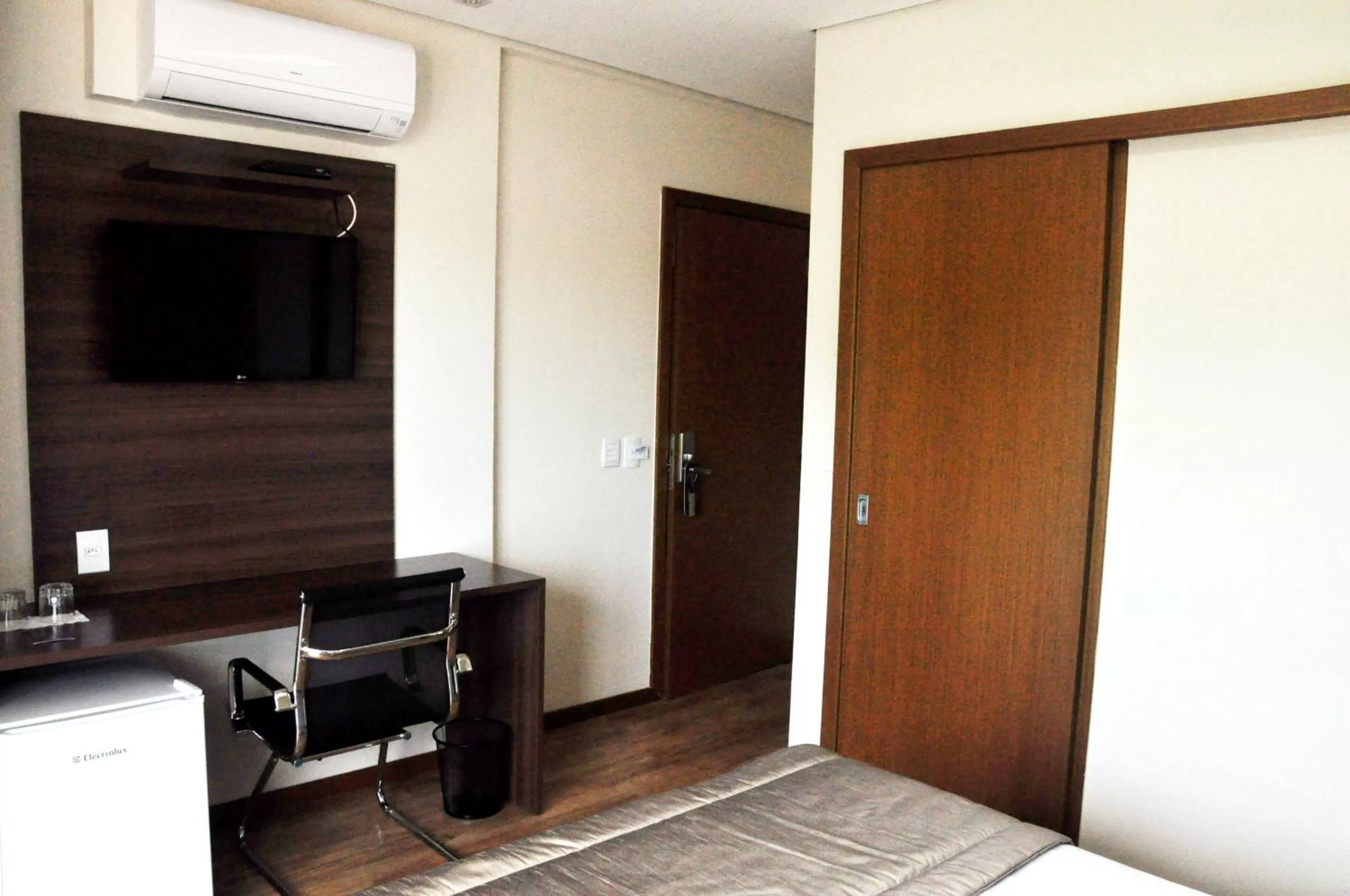 Seating area, TV/Entertainment Center in Hotel Mohave