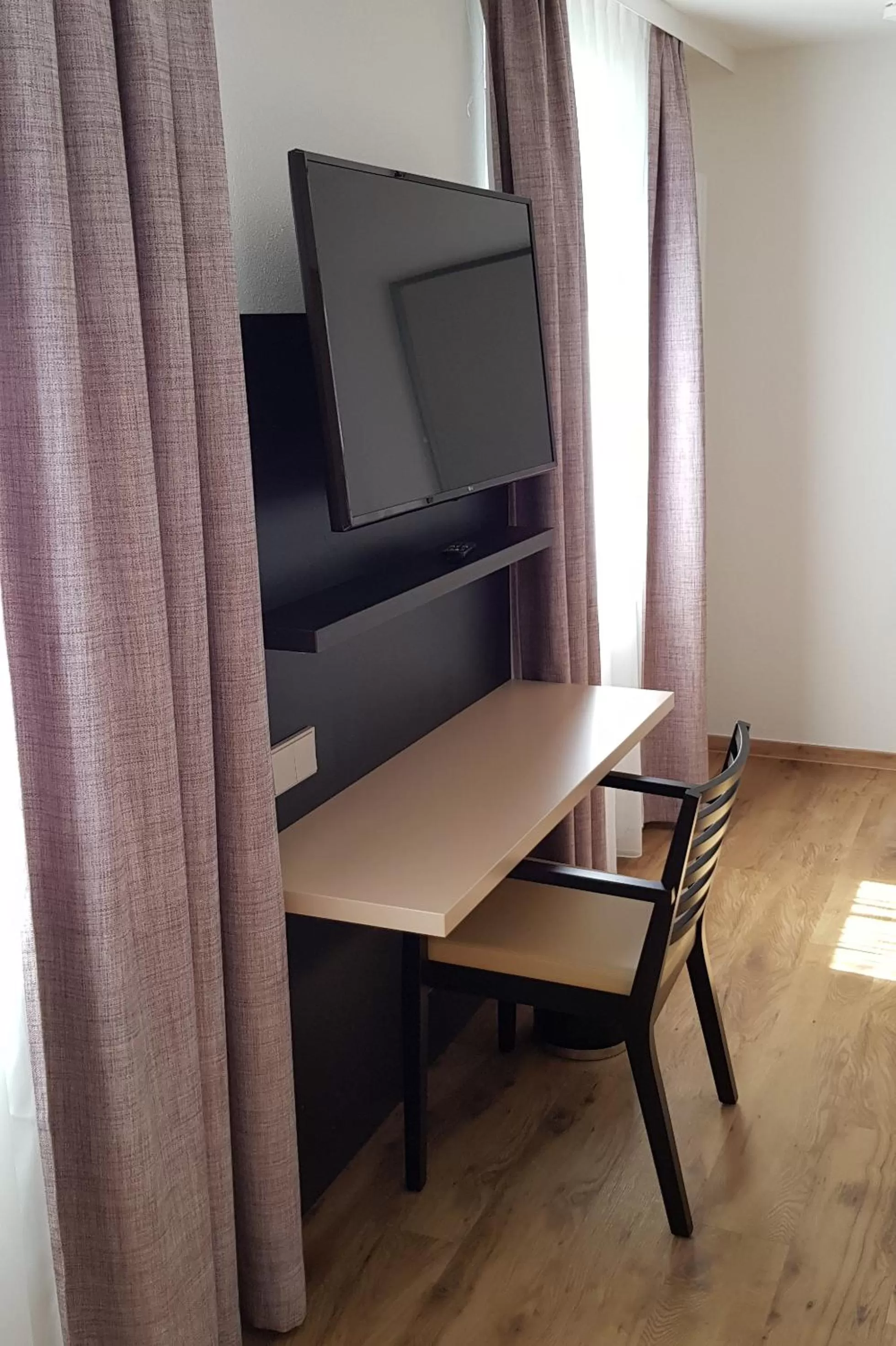 TV and multimedia, TV/Entertainment Center in Hotel U7