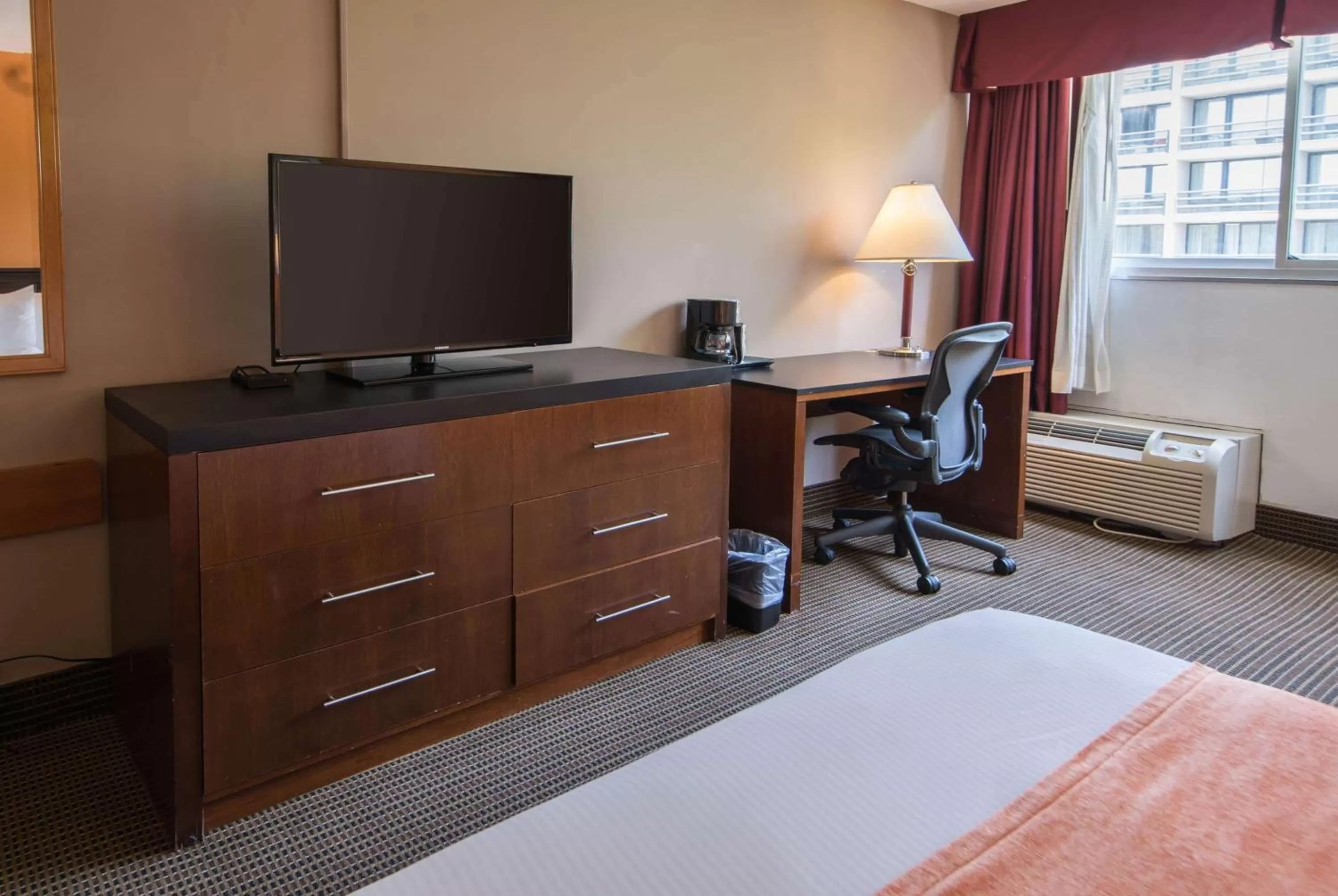 Photo of the whole room, Bed in Howard Johnson by Wyndham Fullerton/Anaheim Conference Cntr