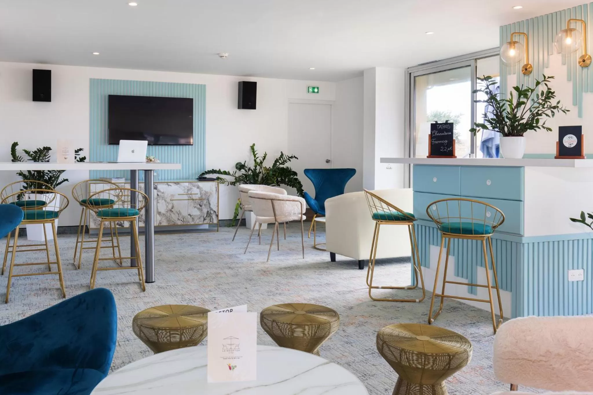 Lounge or bar in Best Western Hotel Mediterranee Menton