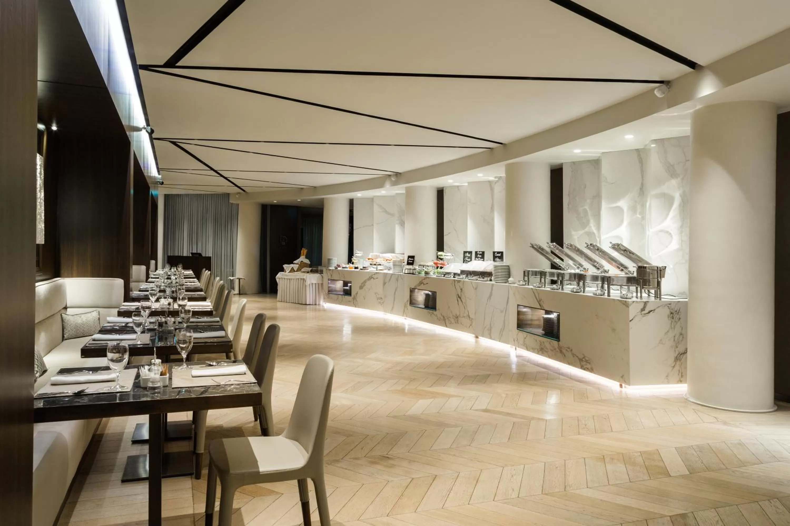 Restaurant/places to eat in Maritim Hotel Plaza Tirana