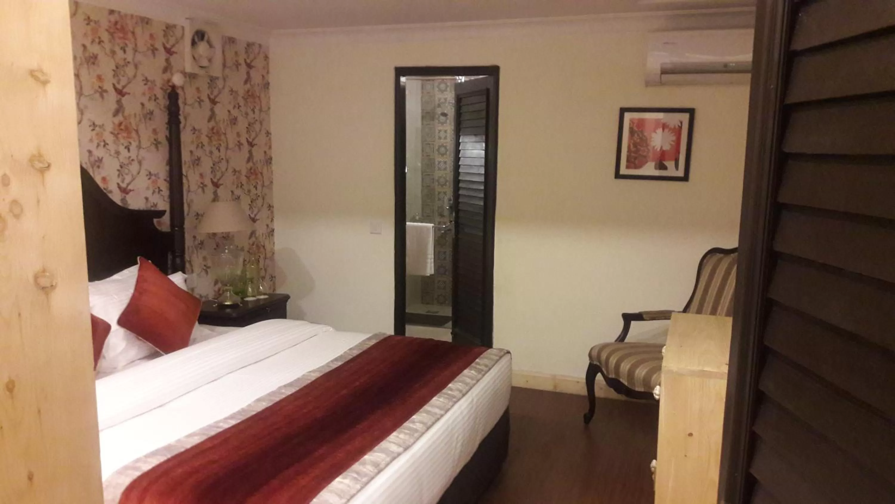 Photo of the whole room, Bed in The Oaktree House