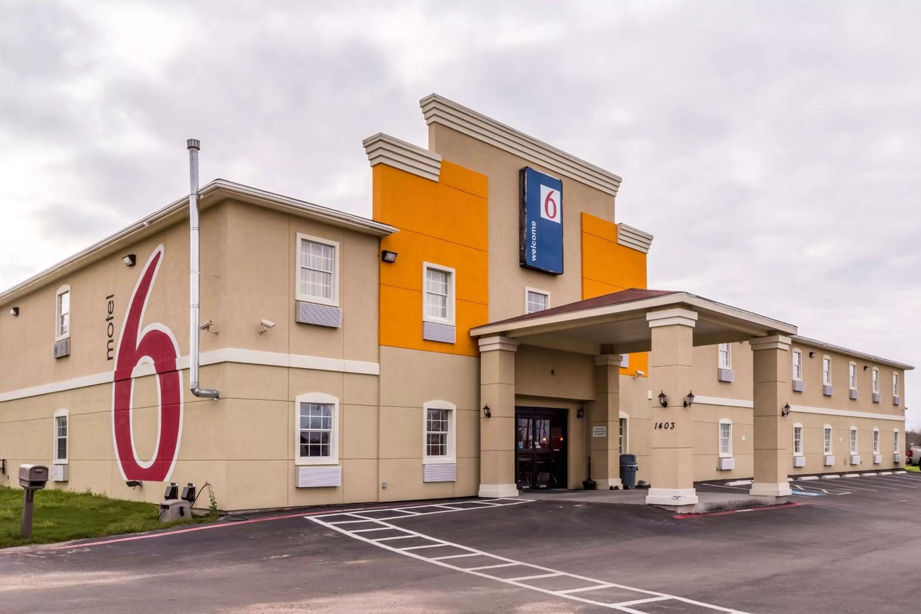 Property building in Motel 6-Jourdanton, TX