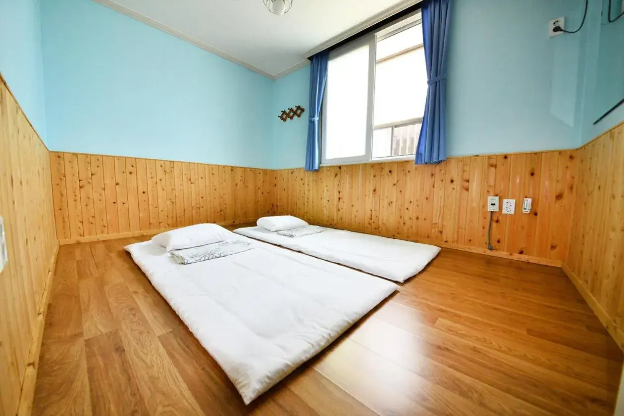 Korean-Style Quadruple Room in Gyeongju Namu Guesthouse Korean-Style Quadruple Room in Gyeongju Namu Guesthouse