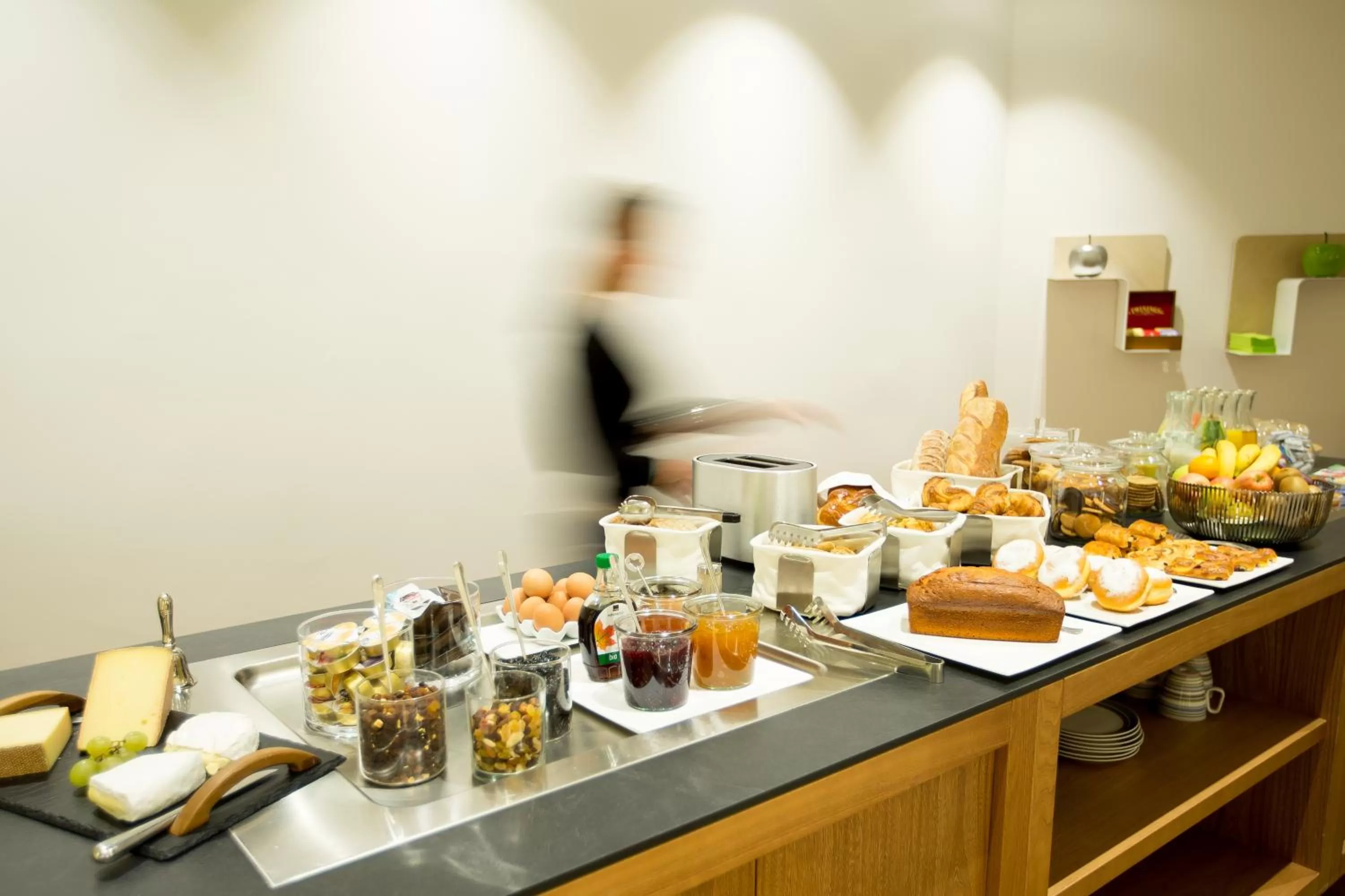 Buffet breakfast in Hôtel des Voyageurs Boutique