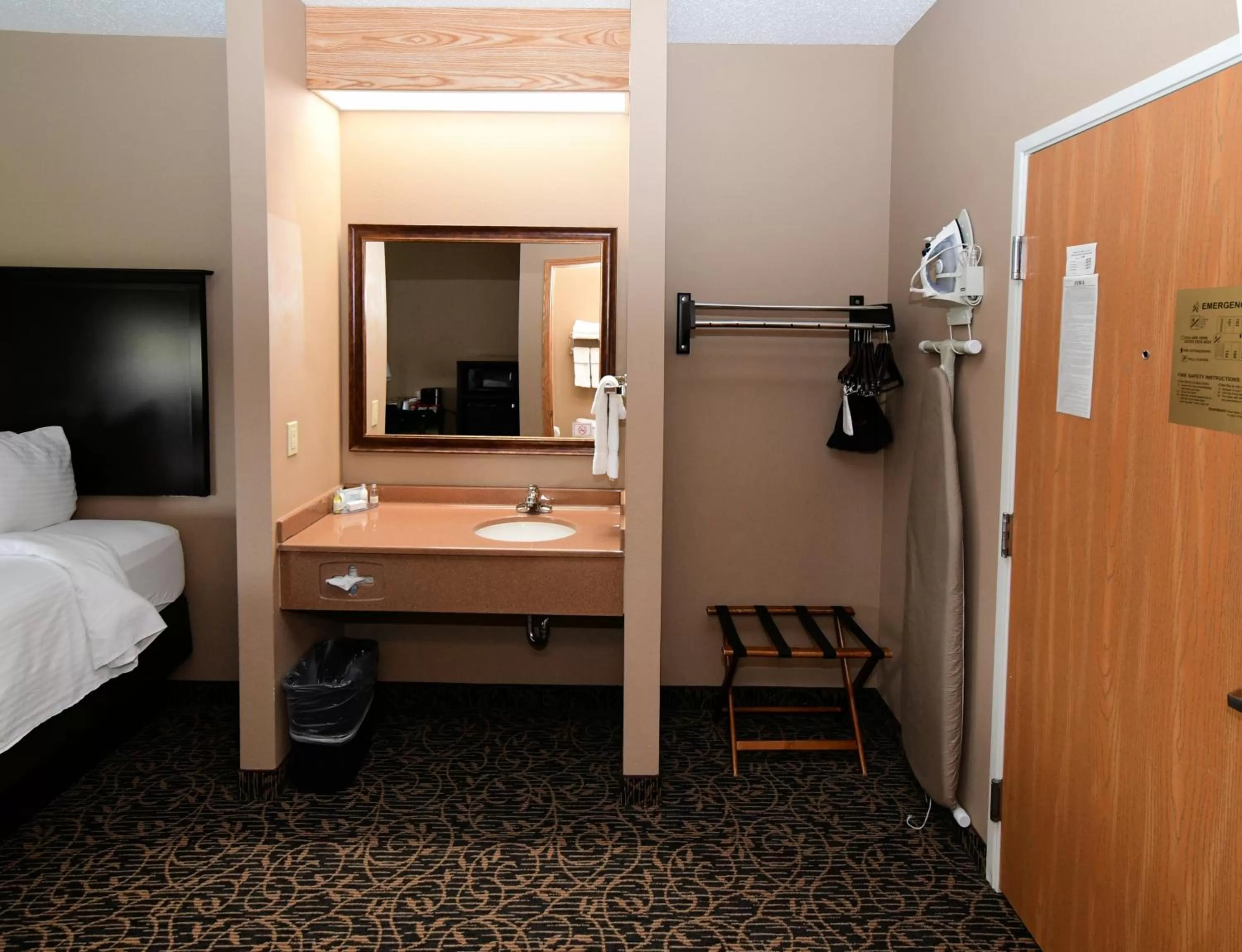 Bedroom, Bed in Cobblestone Inn & Suites - Denison | Majestic Hills