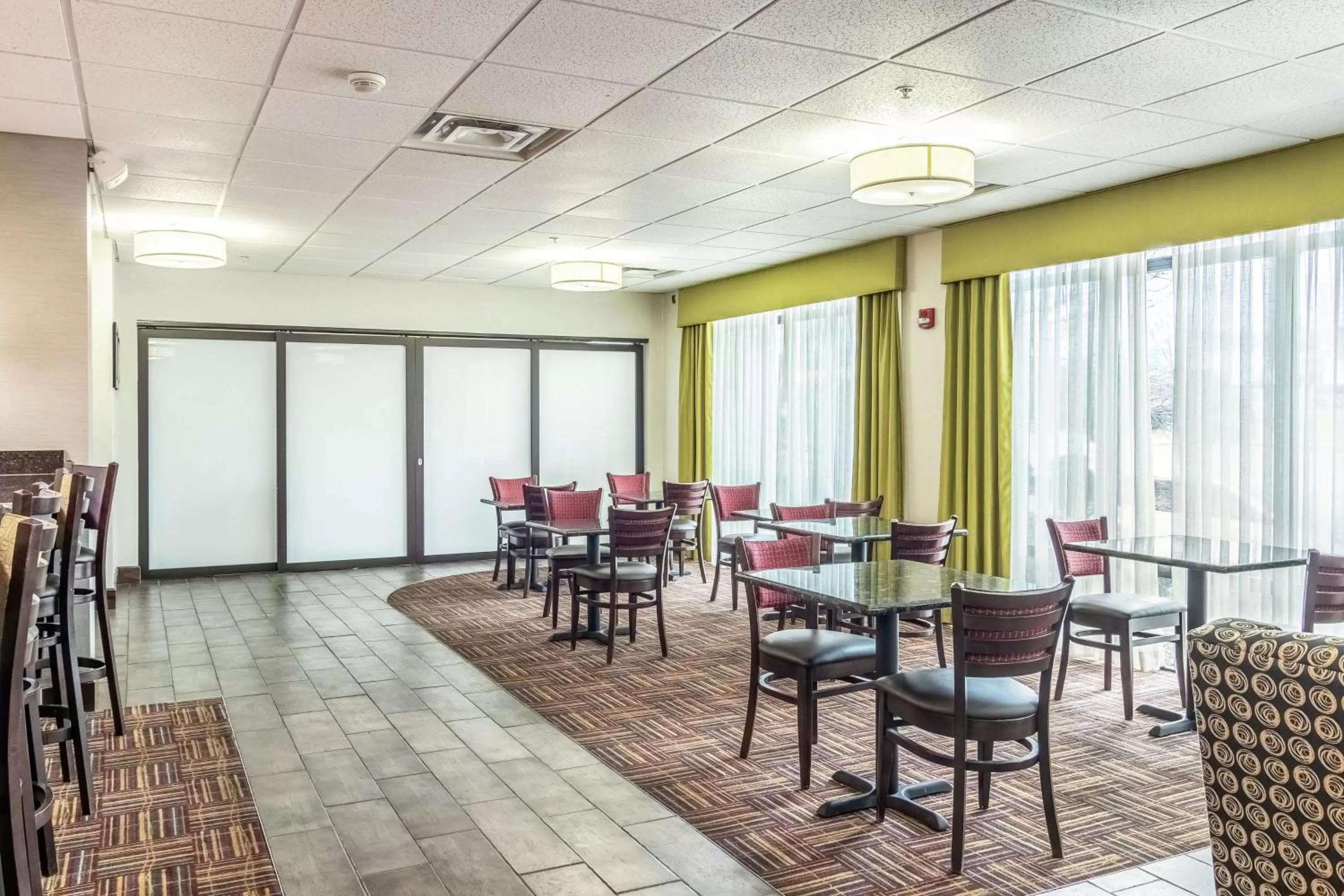 Restaurant/places to eat in Hampton Inn Youngstown-North