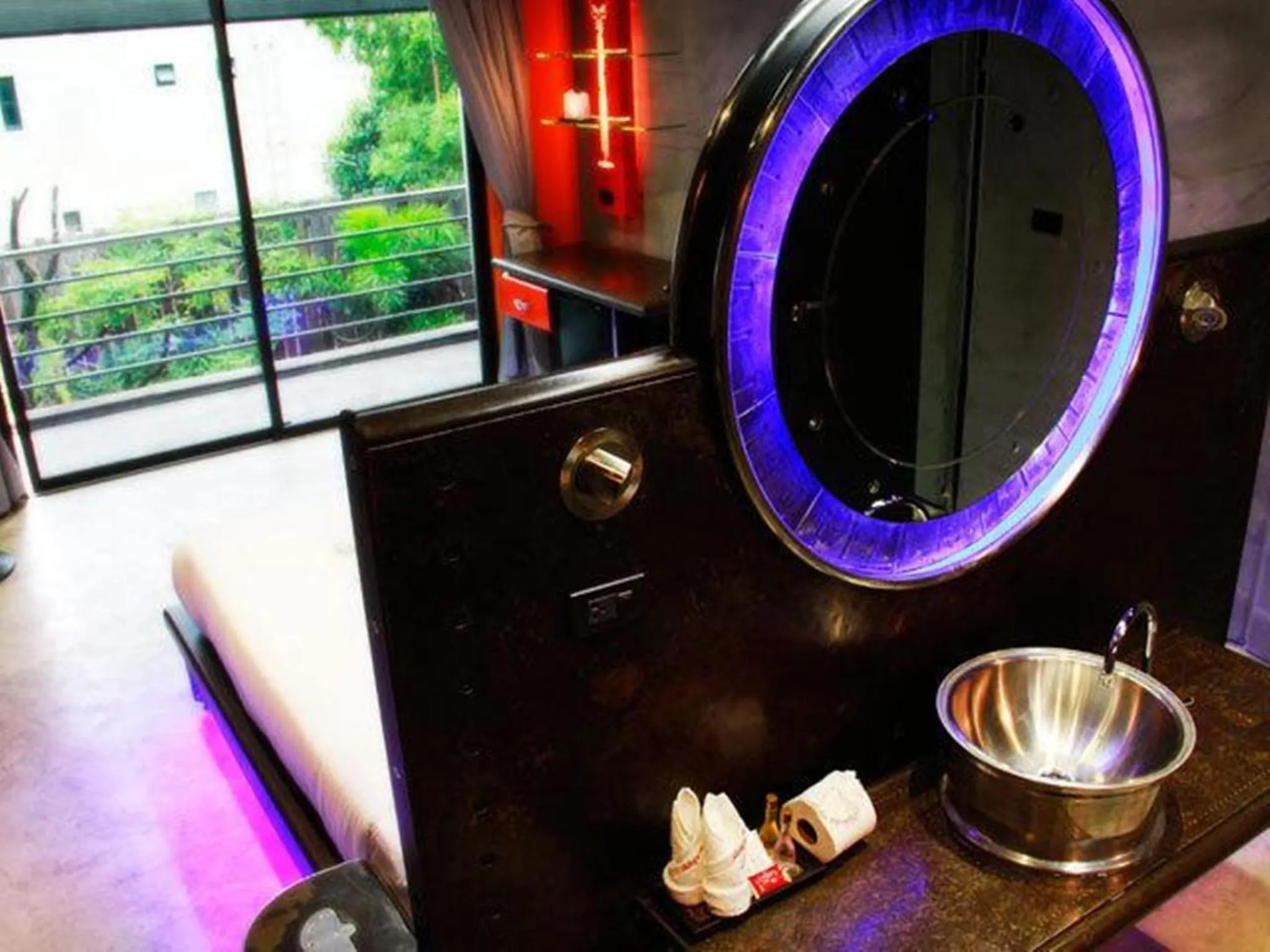 Decorative detail in Nicky's Handlebar