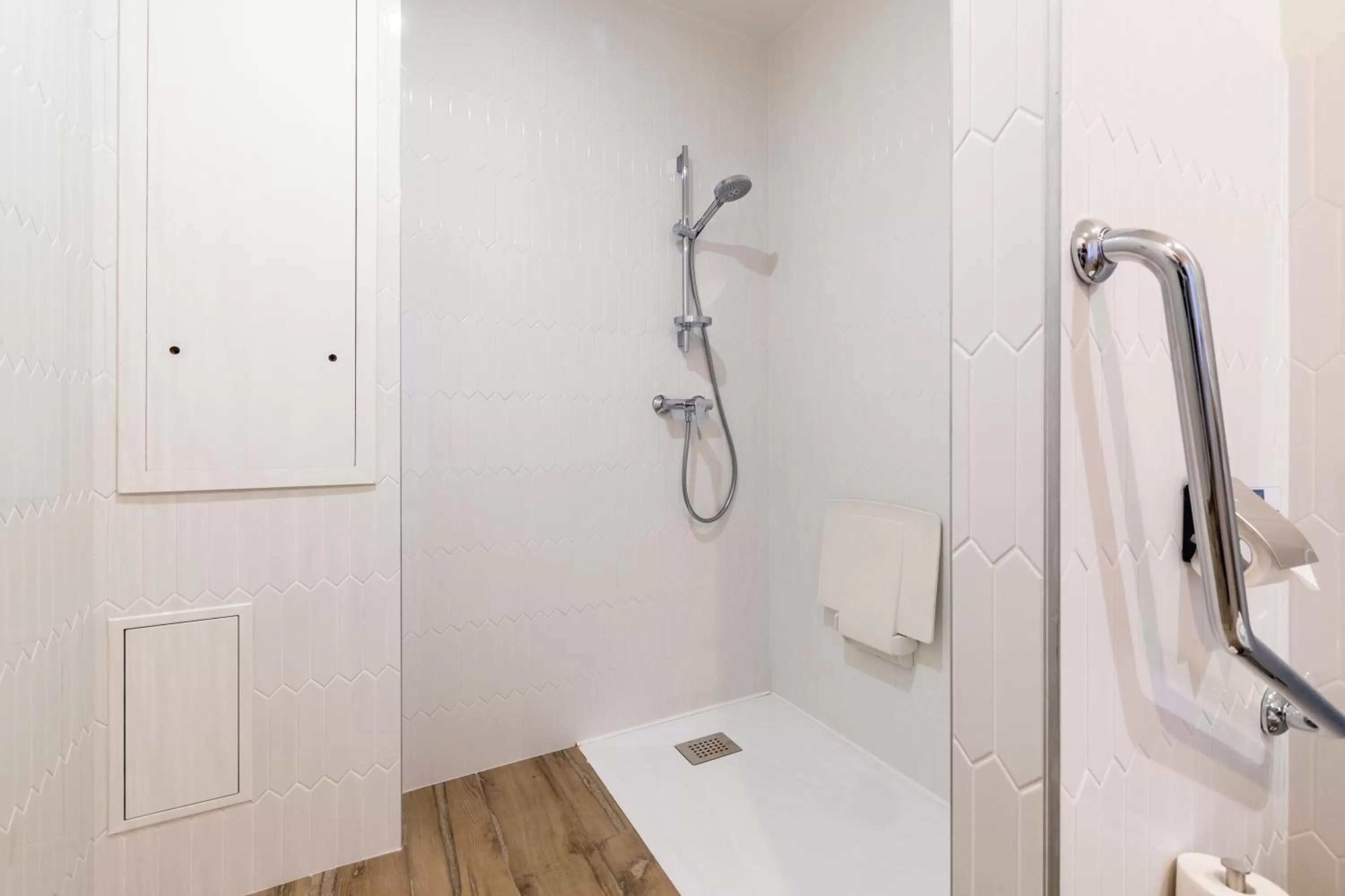 Shower in Hôtel Échappée en Baie - Parking privé gratuit dont forfaits bornes électriques réservable