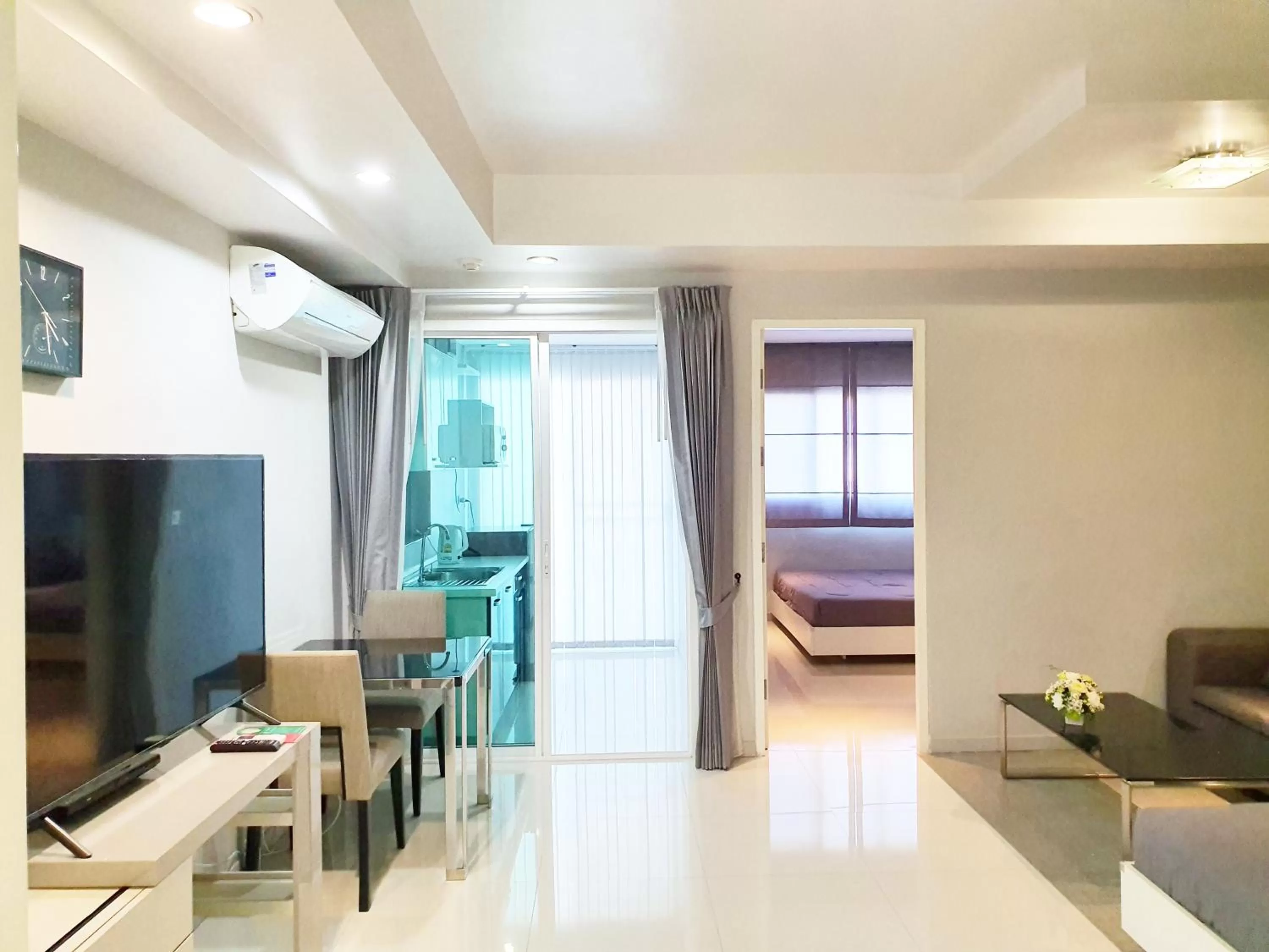 Photo of the whole room, Bed in The Sriracha Residence