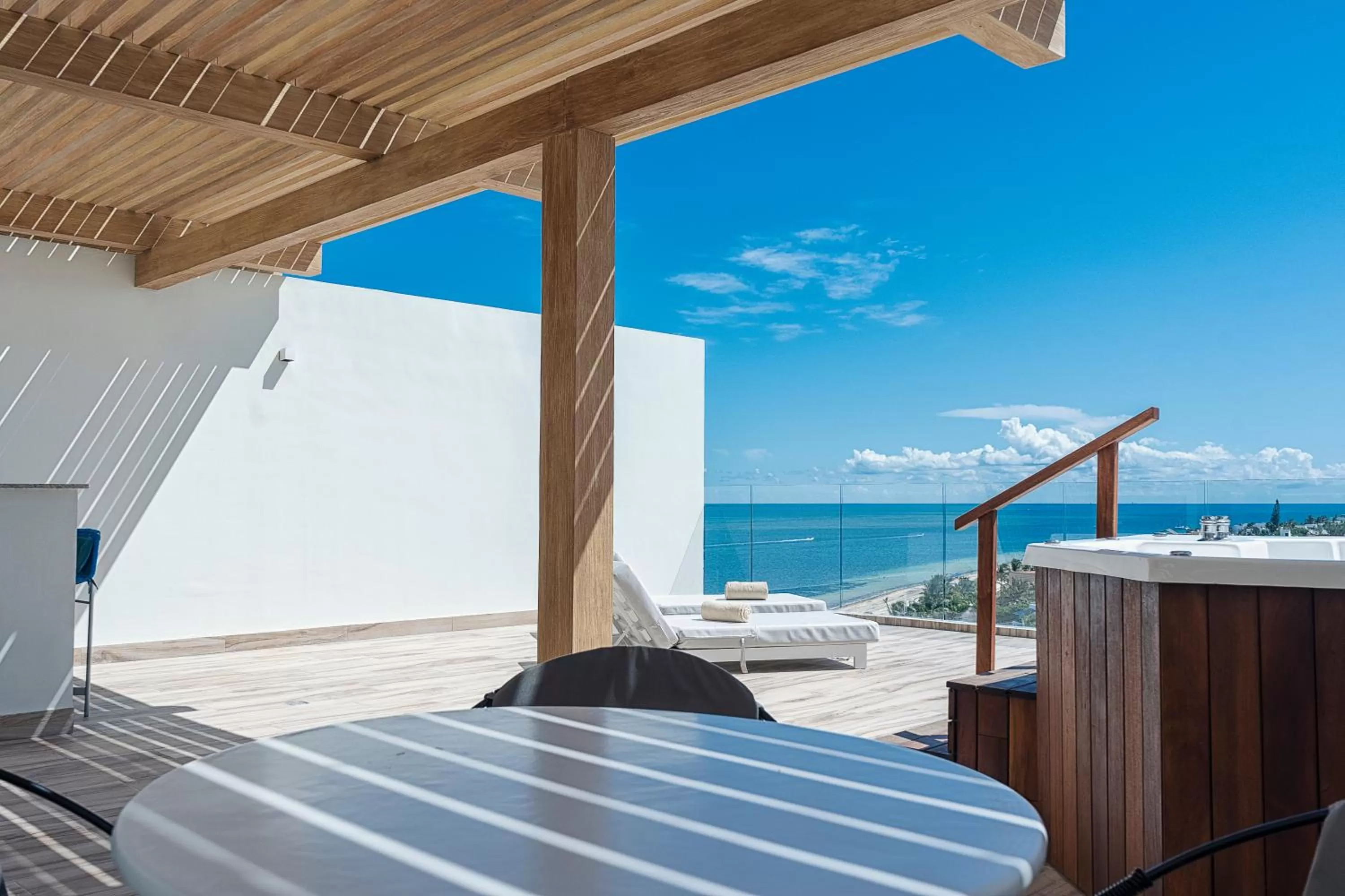 Balcony/Terrace, Bed in The Fives Oceanfront