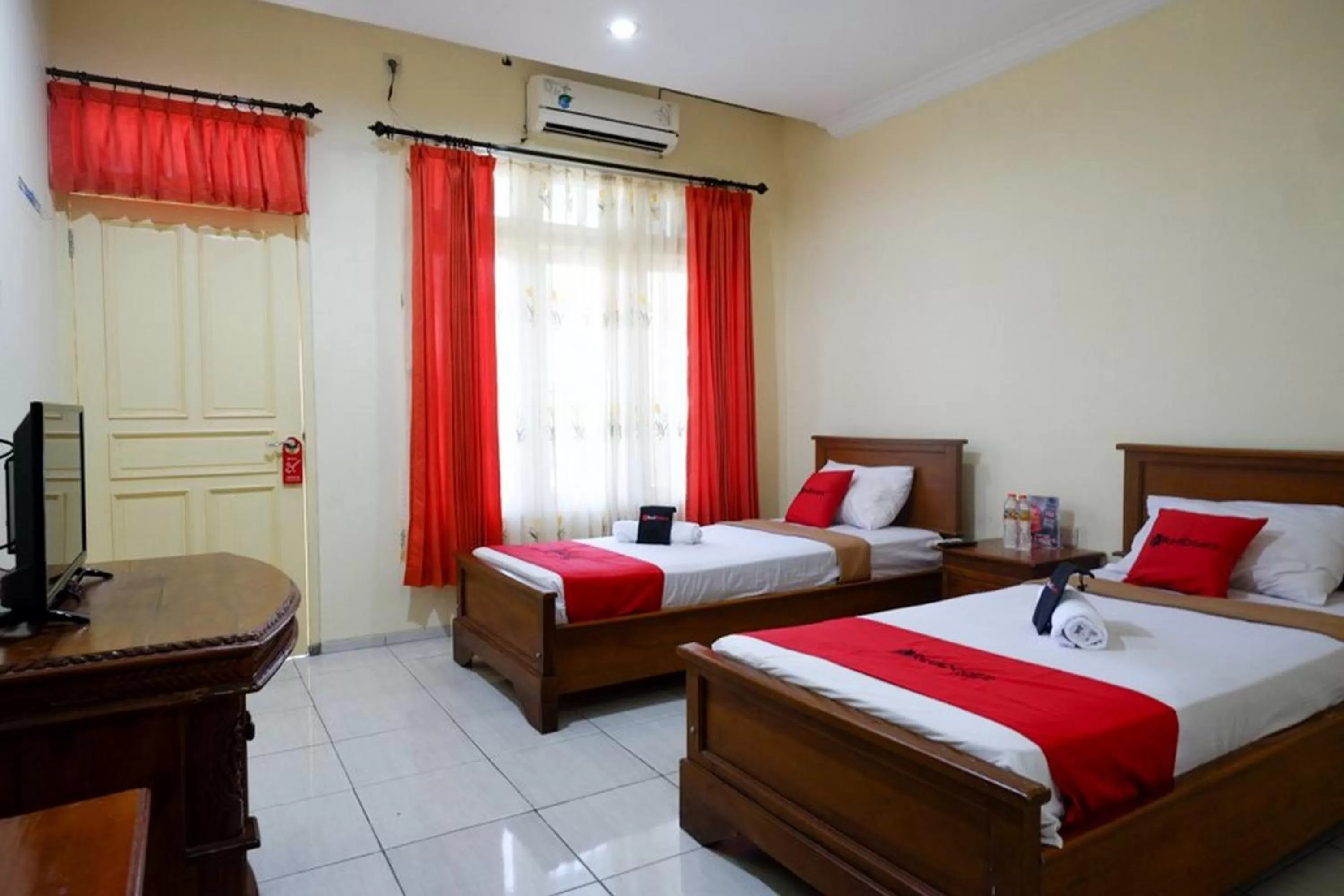 Twin Room in RedDoorz Plus near Stadion Wijaya Kusuma