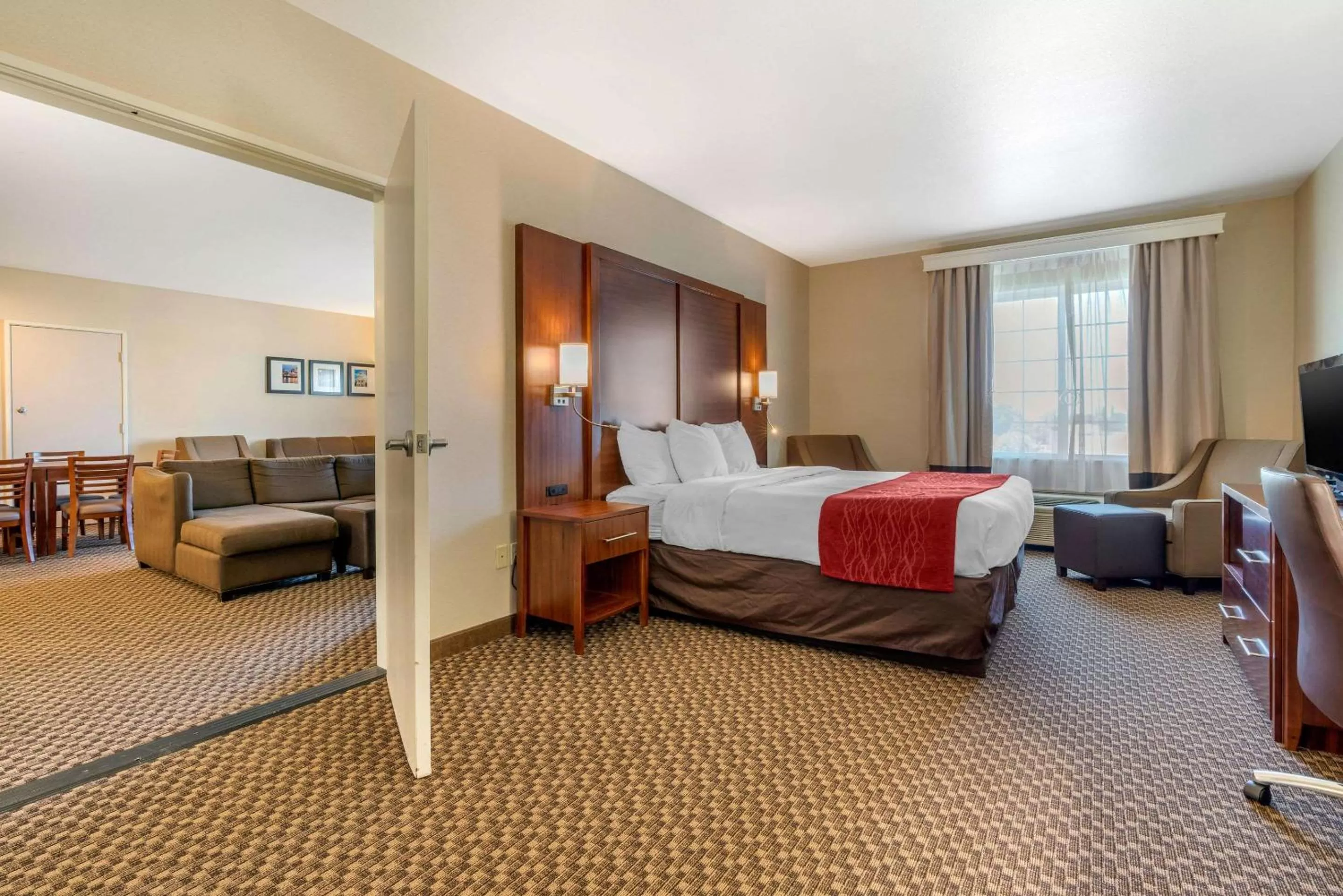 Photo of the whole room, Bed in Comfort Inn & Suites Galt - Lodi North