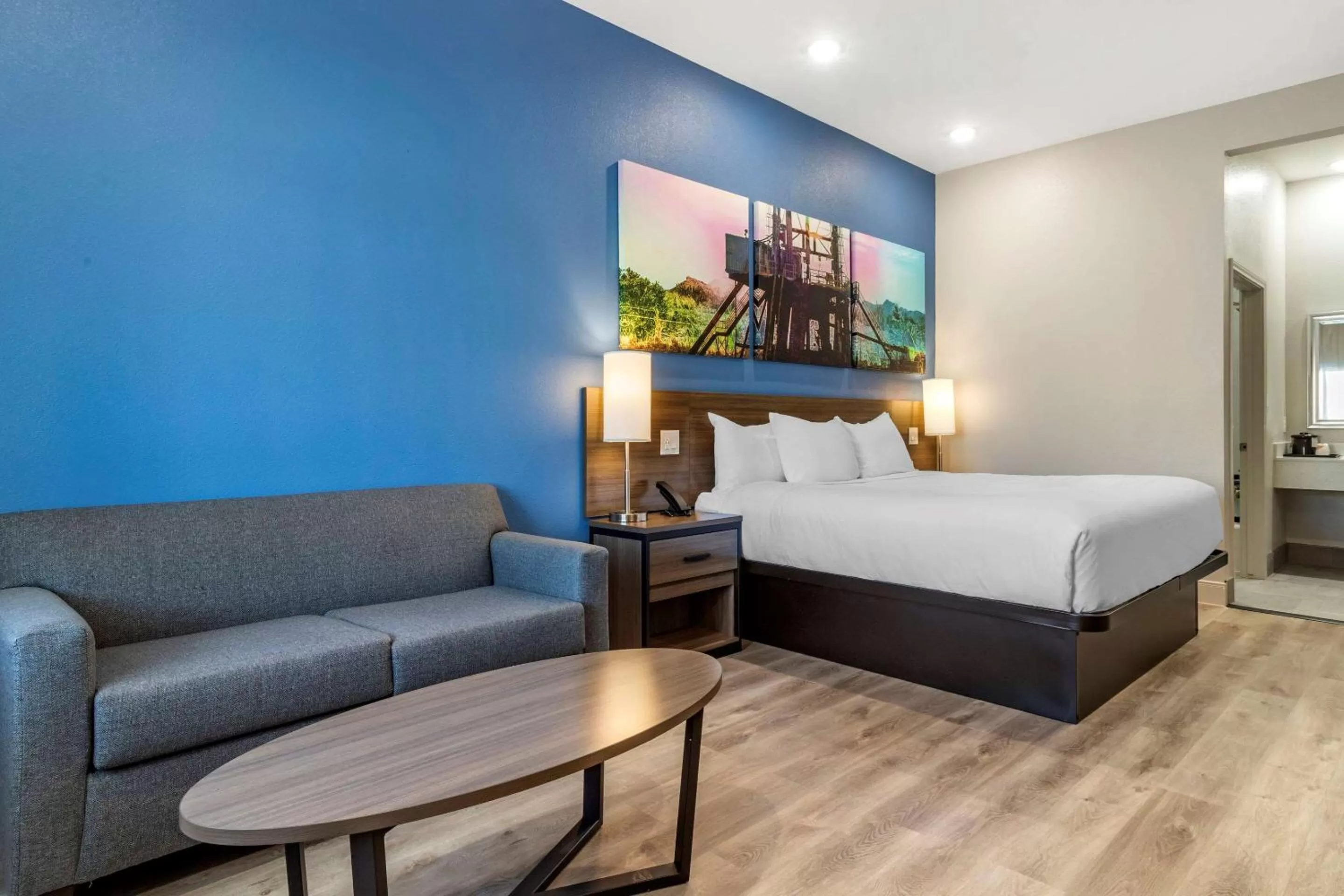 Photo of the whole room, Bed in Clarion Pointe Port Arthur-Beaumont South