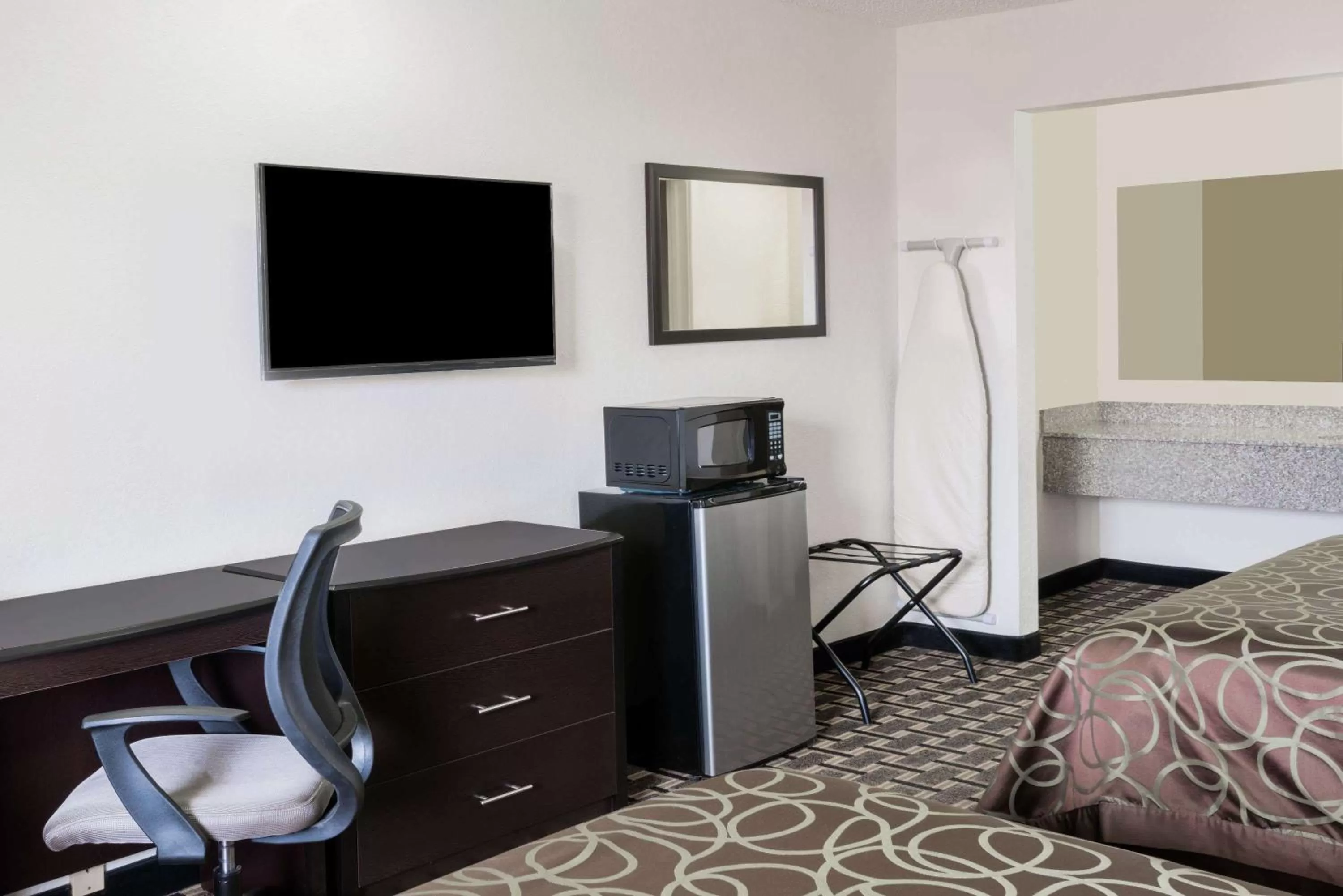 Photo of the whole room, Bed in Knights Inn - Slaton