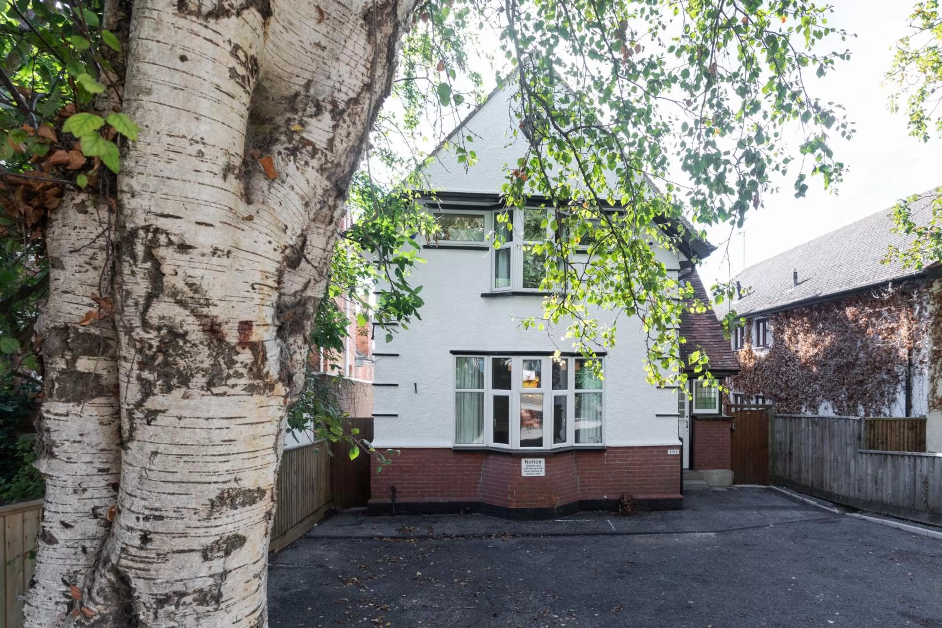 Property building in No.192 Oxford