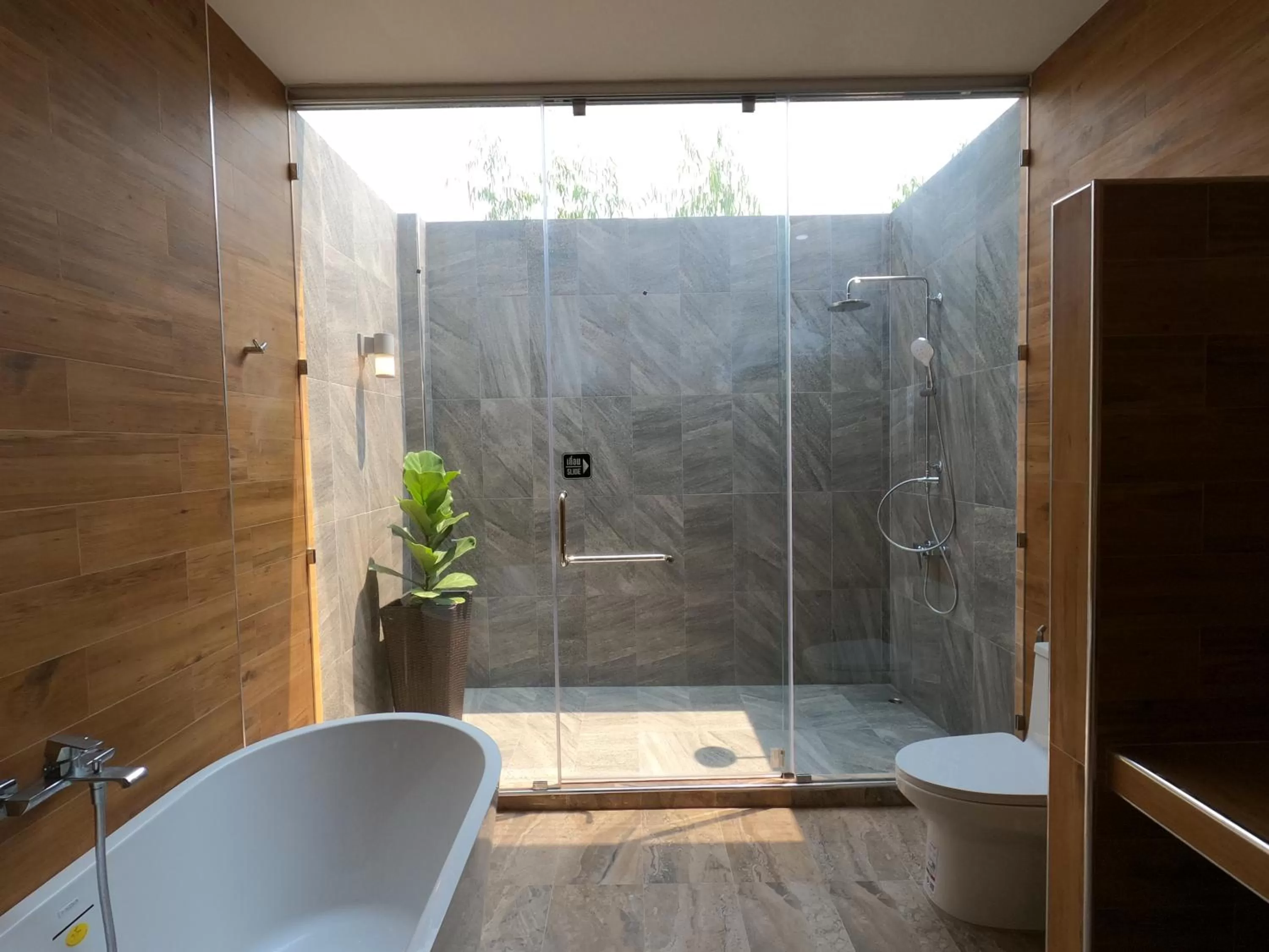 Bathroom in Isan Golf & Adventure Hotel