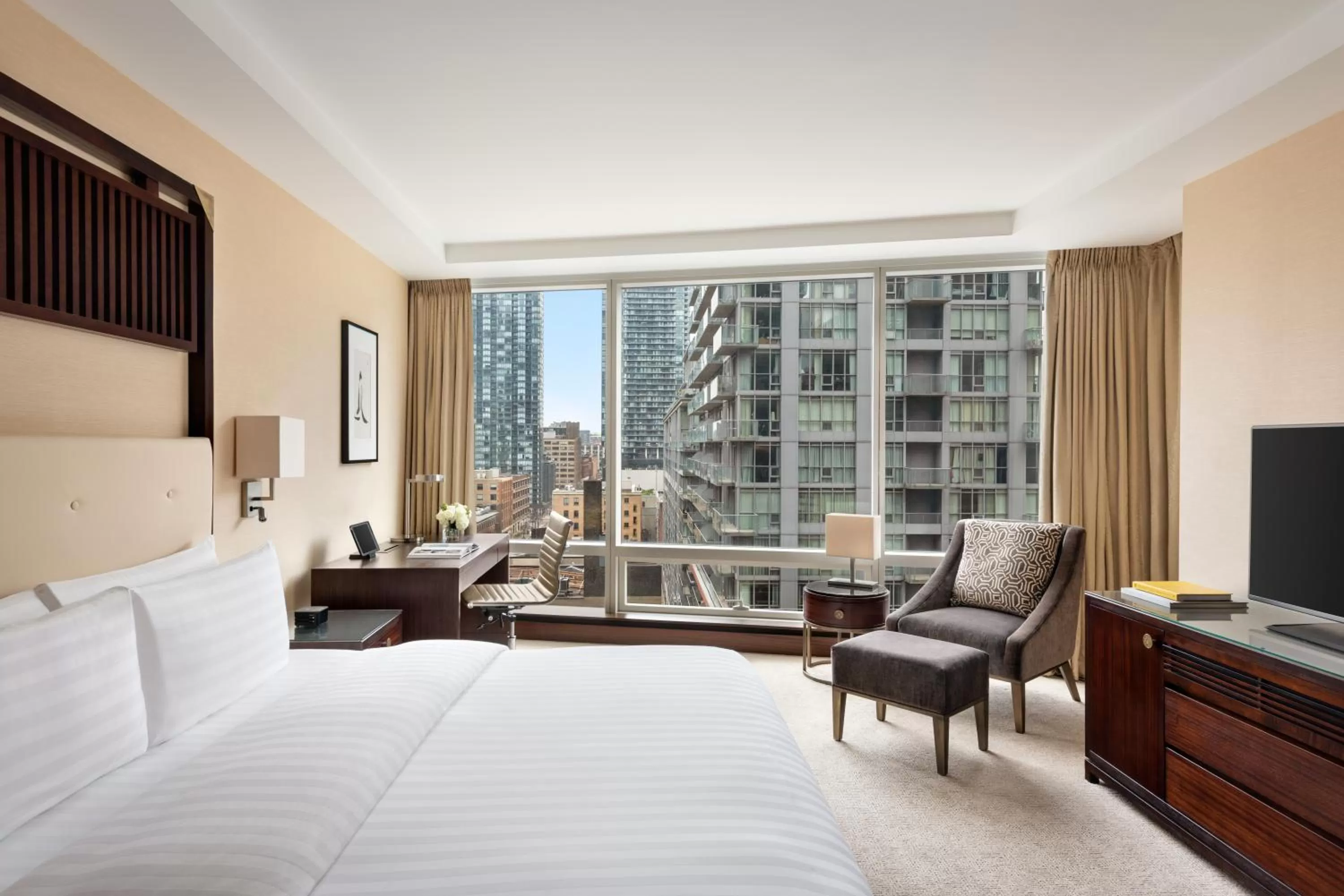 Photo of the whole room, Bed in Shangri-La Toronto