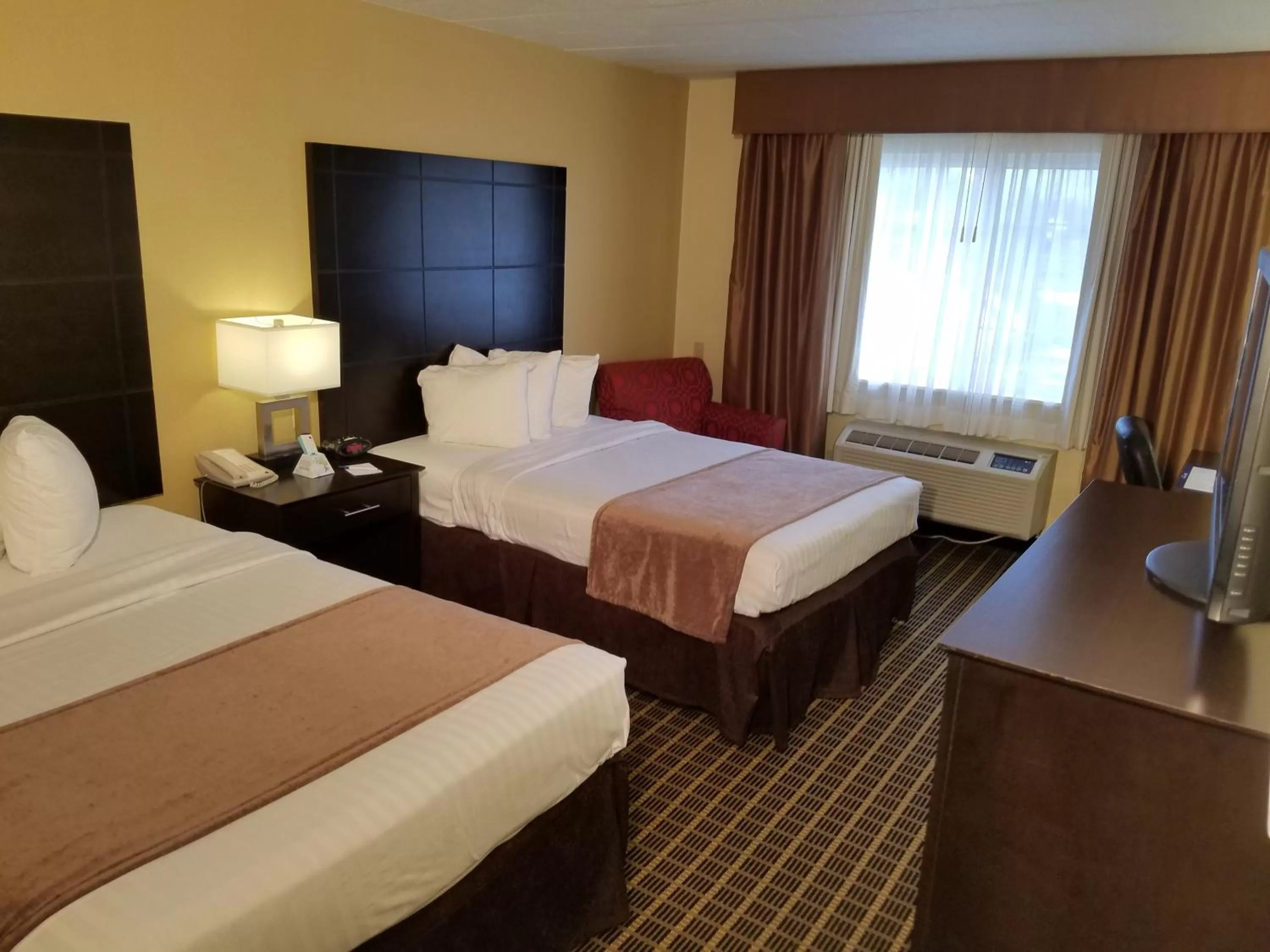 Bedroom, Bed in Quality Inn & Suites Morgantown - University Area