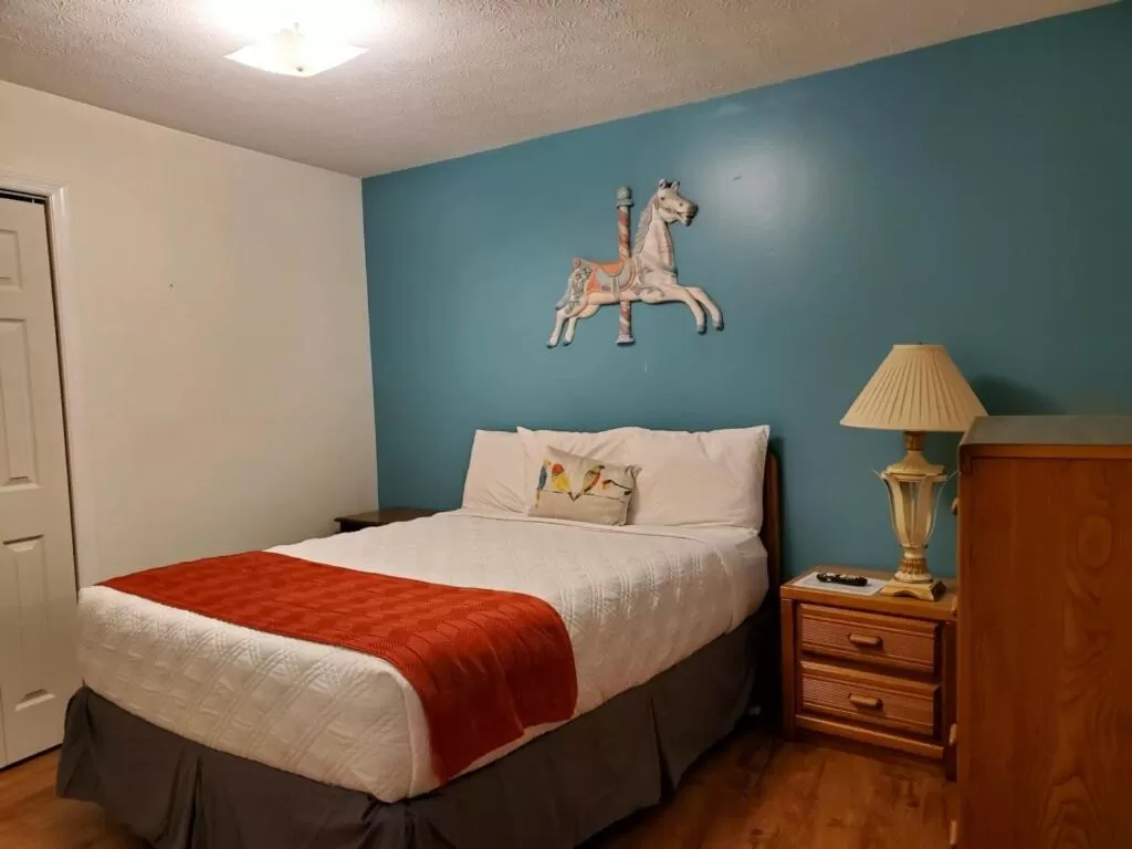 Bed in Meadowlark Motel with Restaurant & Bar