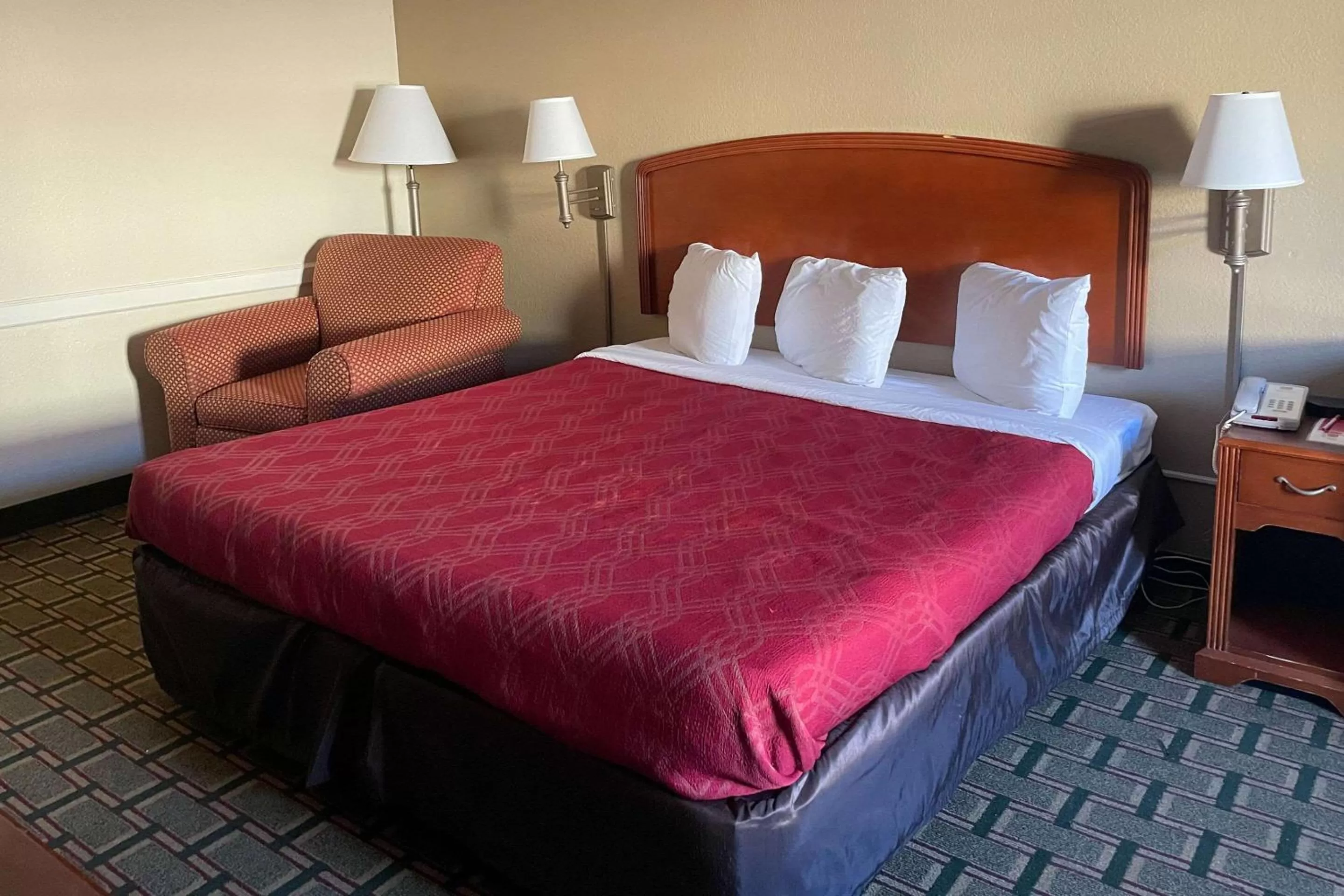 Bedroom, Bed in Econo Lodge Kalamazoo near Wings Stadium