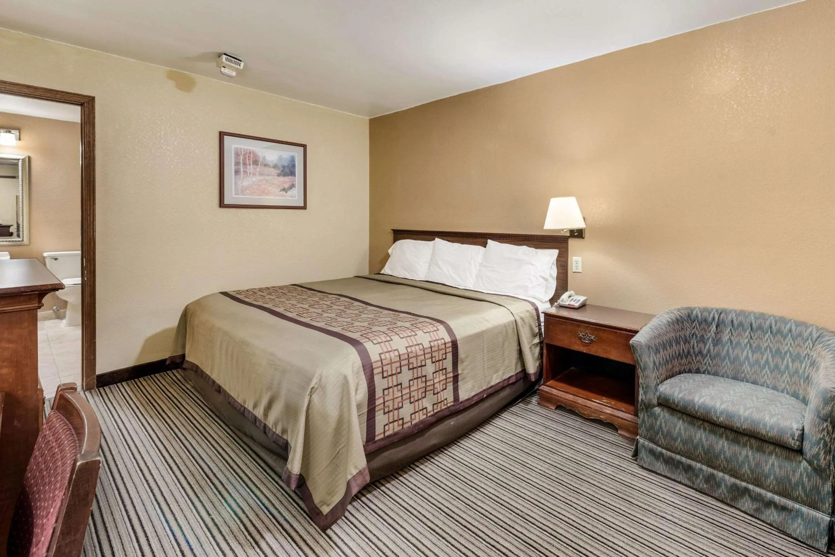 Photo of the whole room, Bed in Rodeway Inn Columbus West