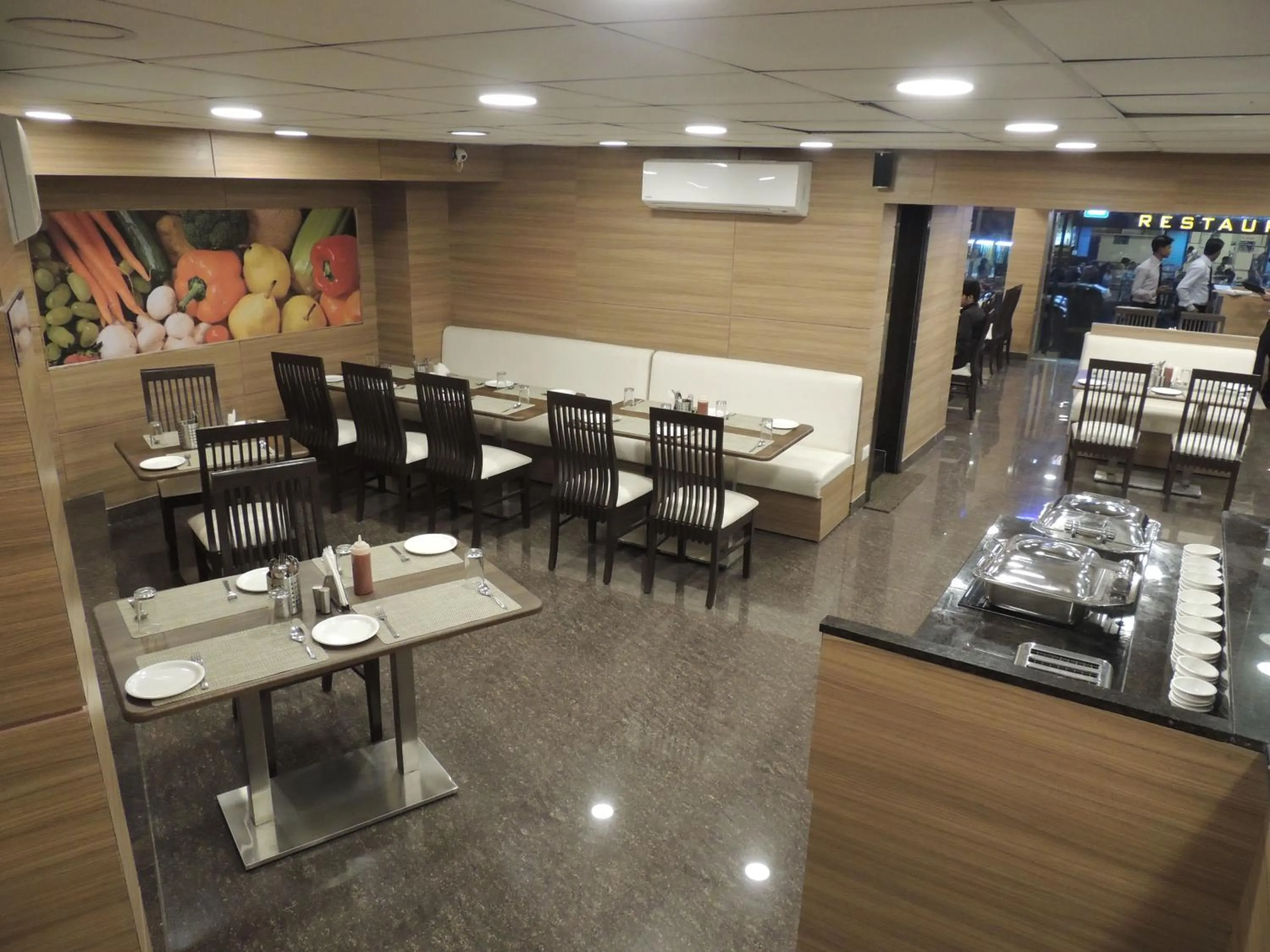 Restaurant/places to eat in Central Beacon Hotel